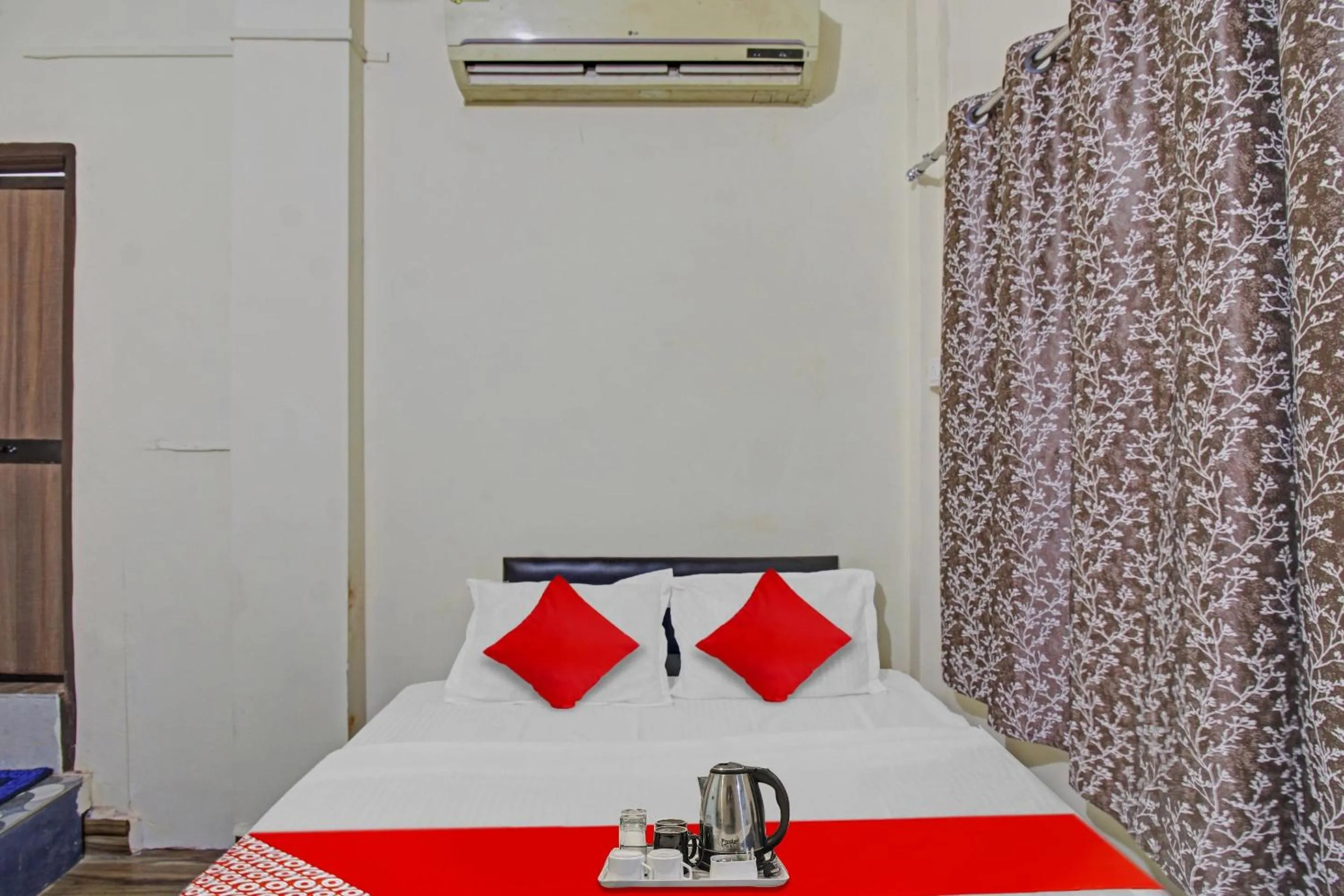 Bedroom, Bed in Hotel O Mr