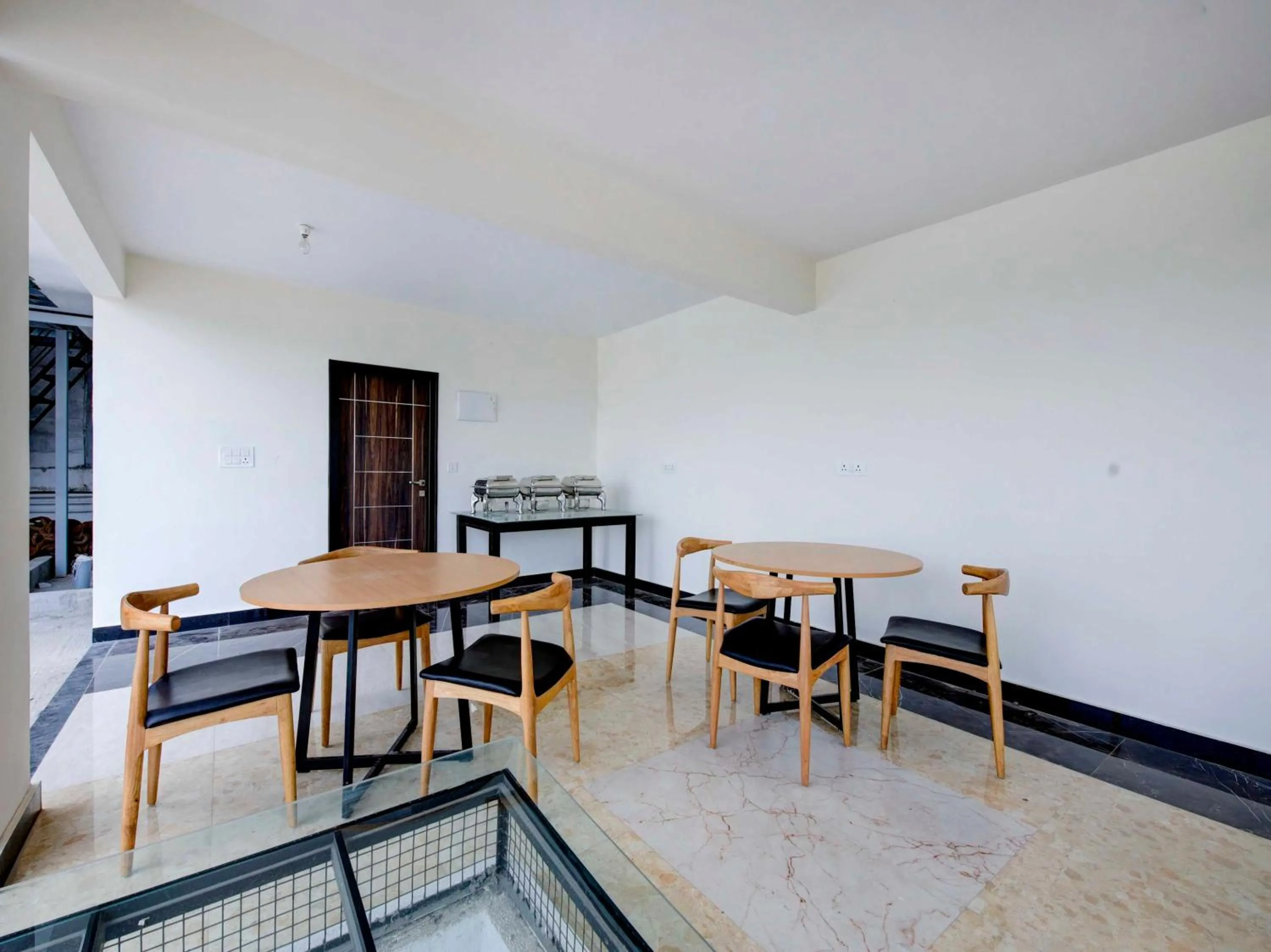 Restaurant/places to eat in Super Collection O Royal Elevar