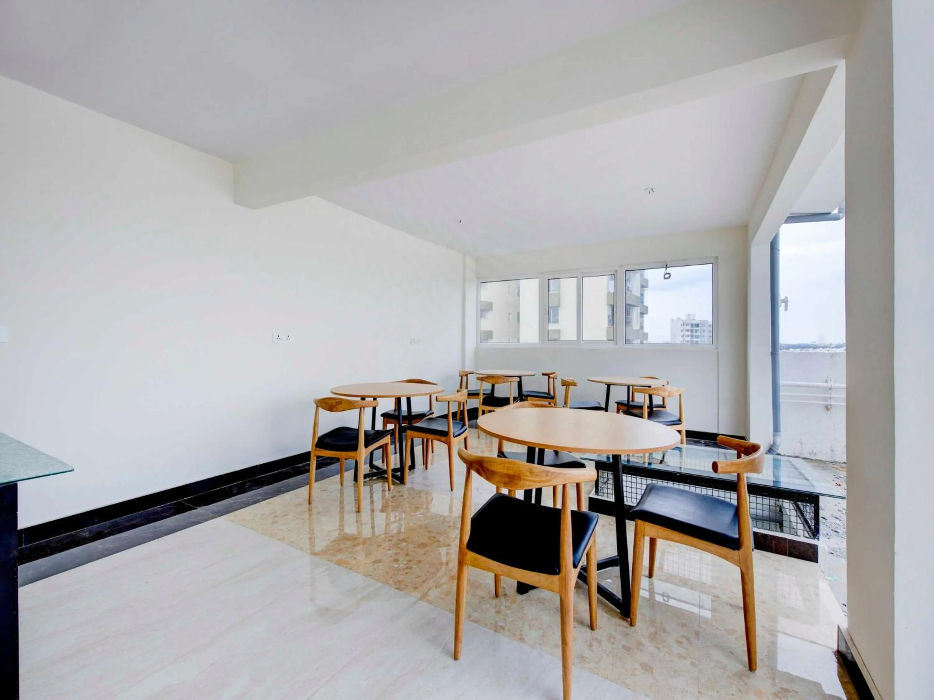 Restaurant/places to eat in Super Collection O Royal Elevar