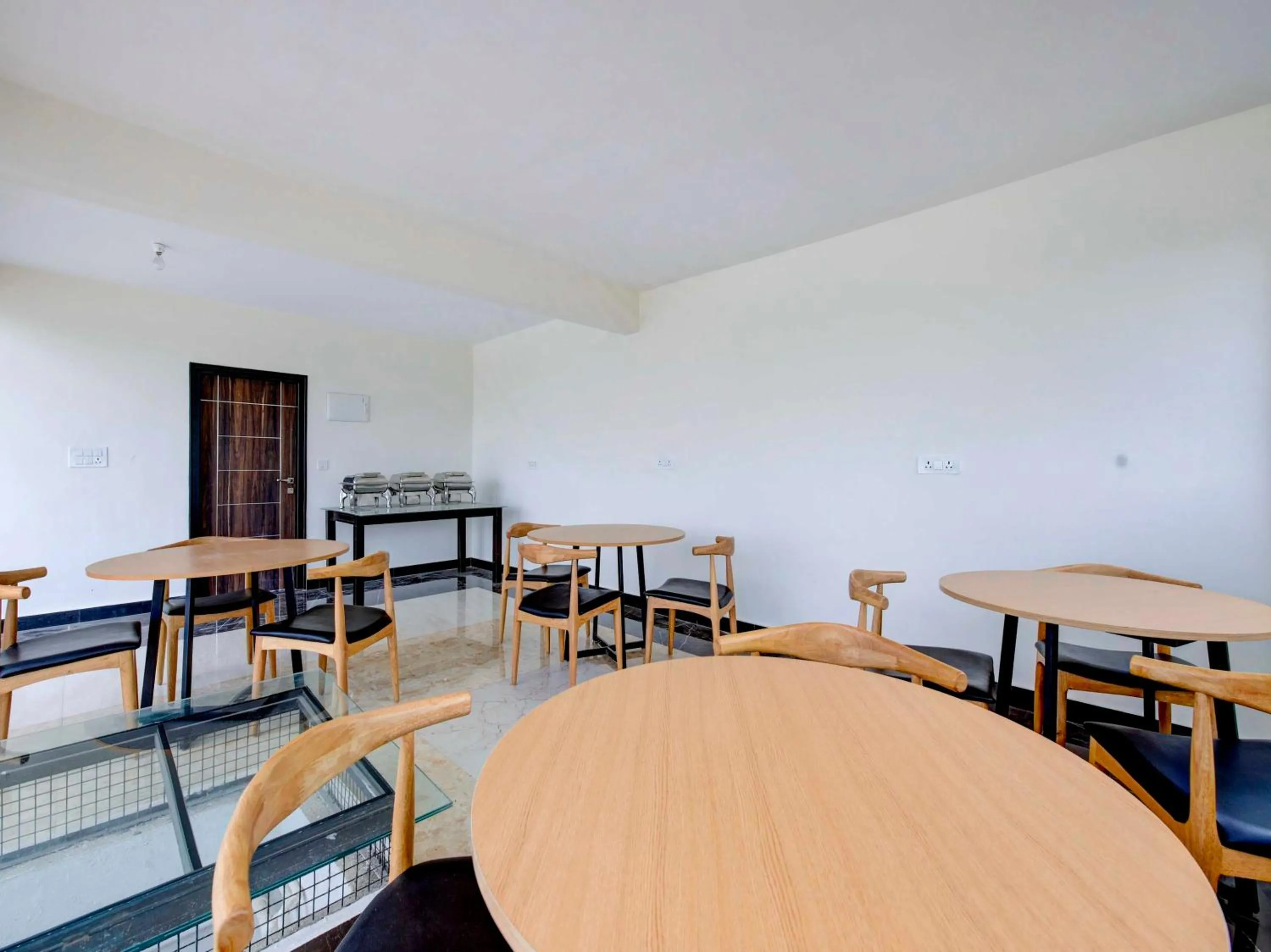 Restaurant/places to eat in Super Collection O Royal Elevar