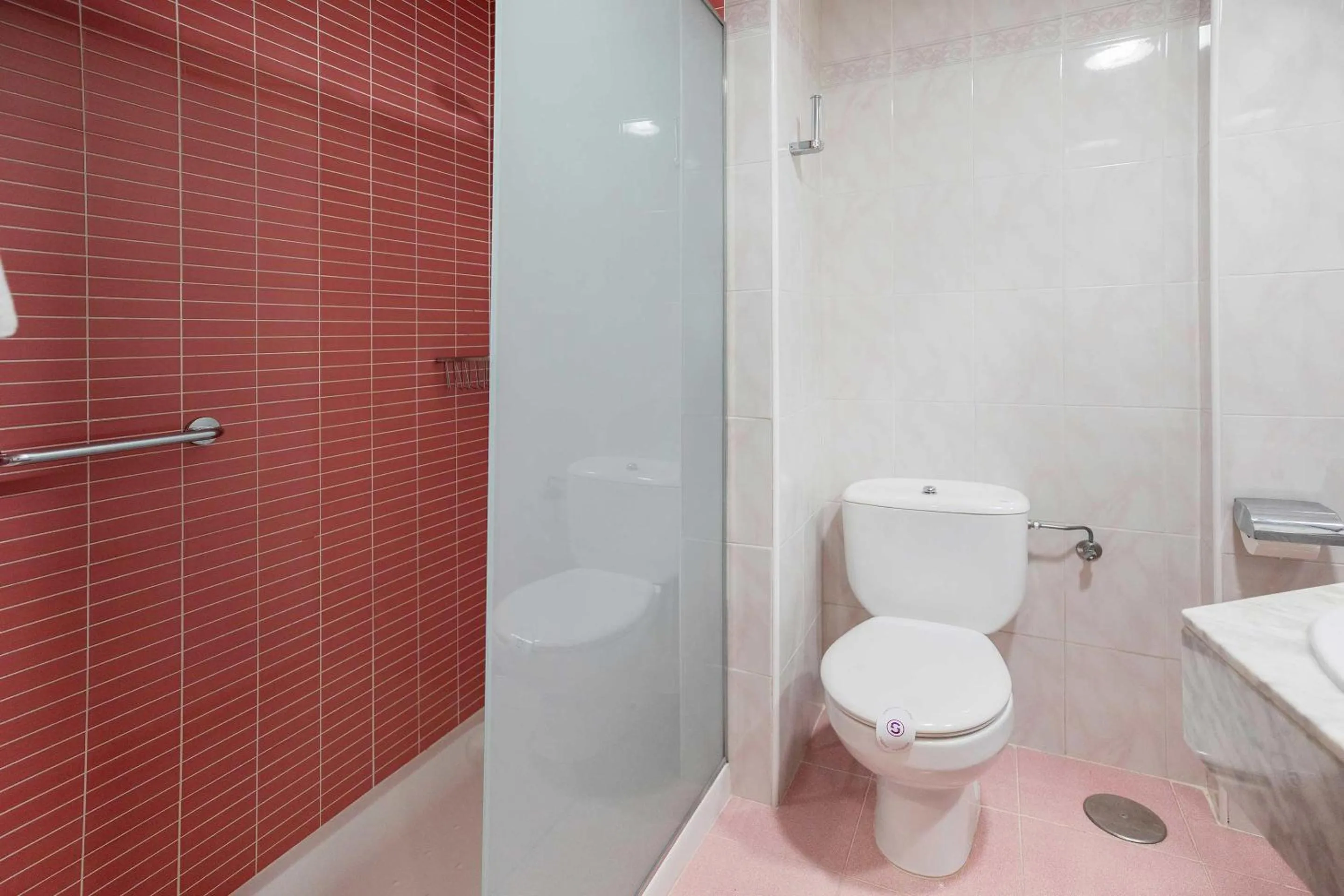 Bathroom in Hotel Servigroup Orange