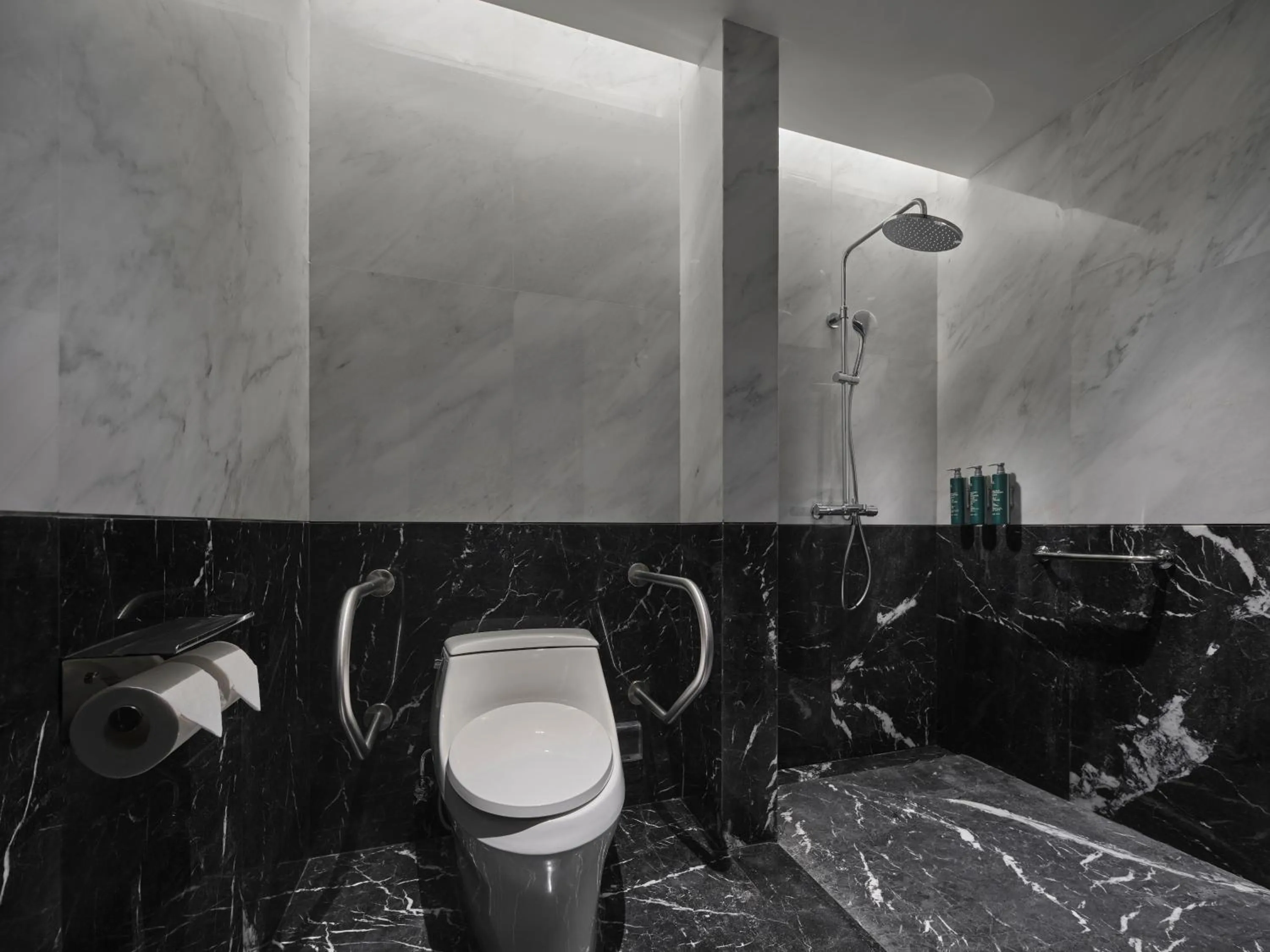 Toilet in Hilton Garden Inn Jiaxing Xiuzhou