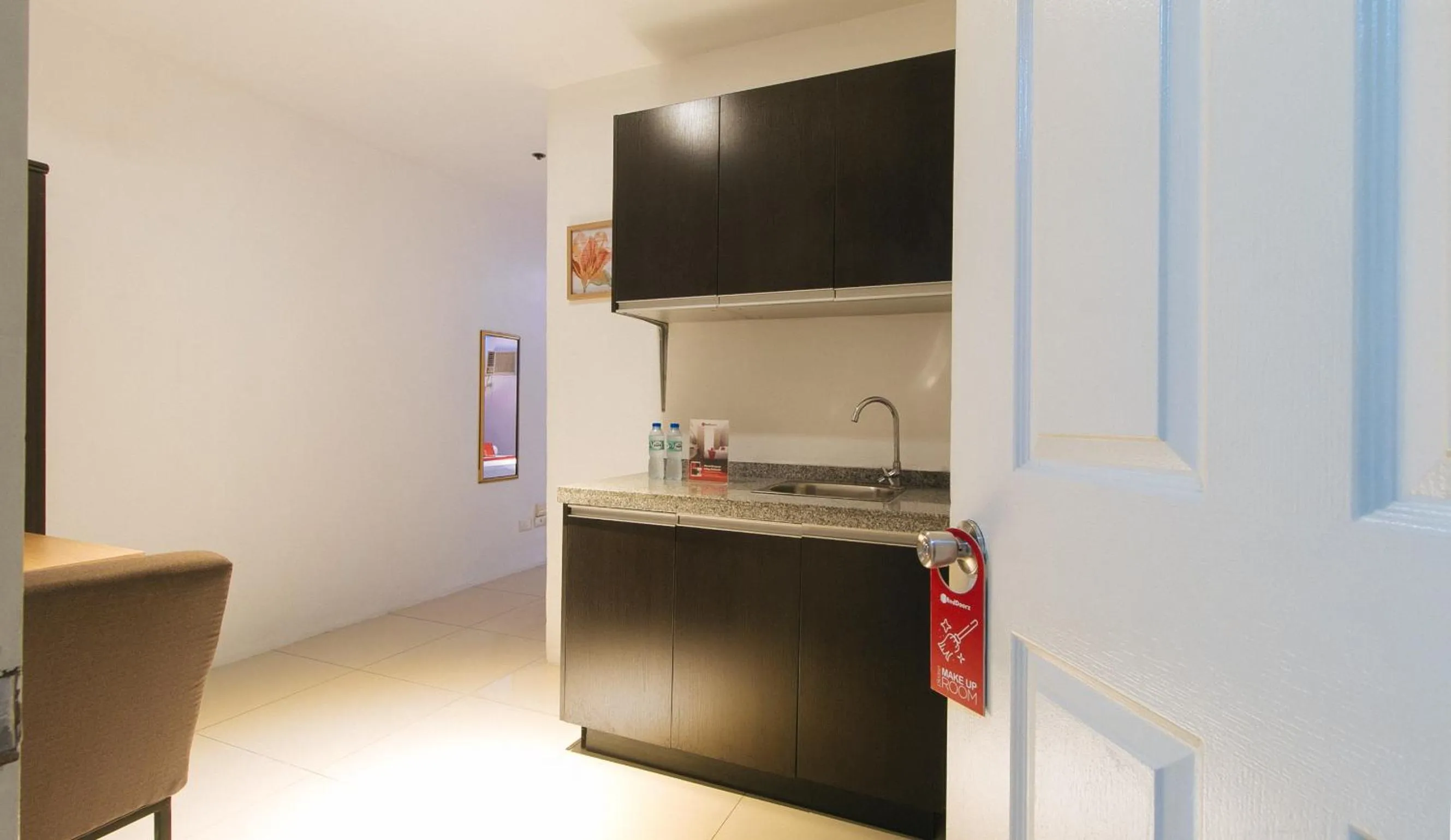 Kitchen or kitchenette in RedDoorz @ Melbourne Suites Makati