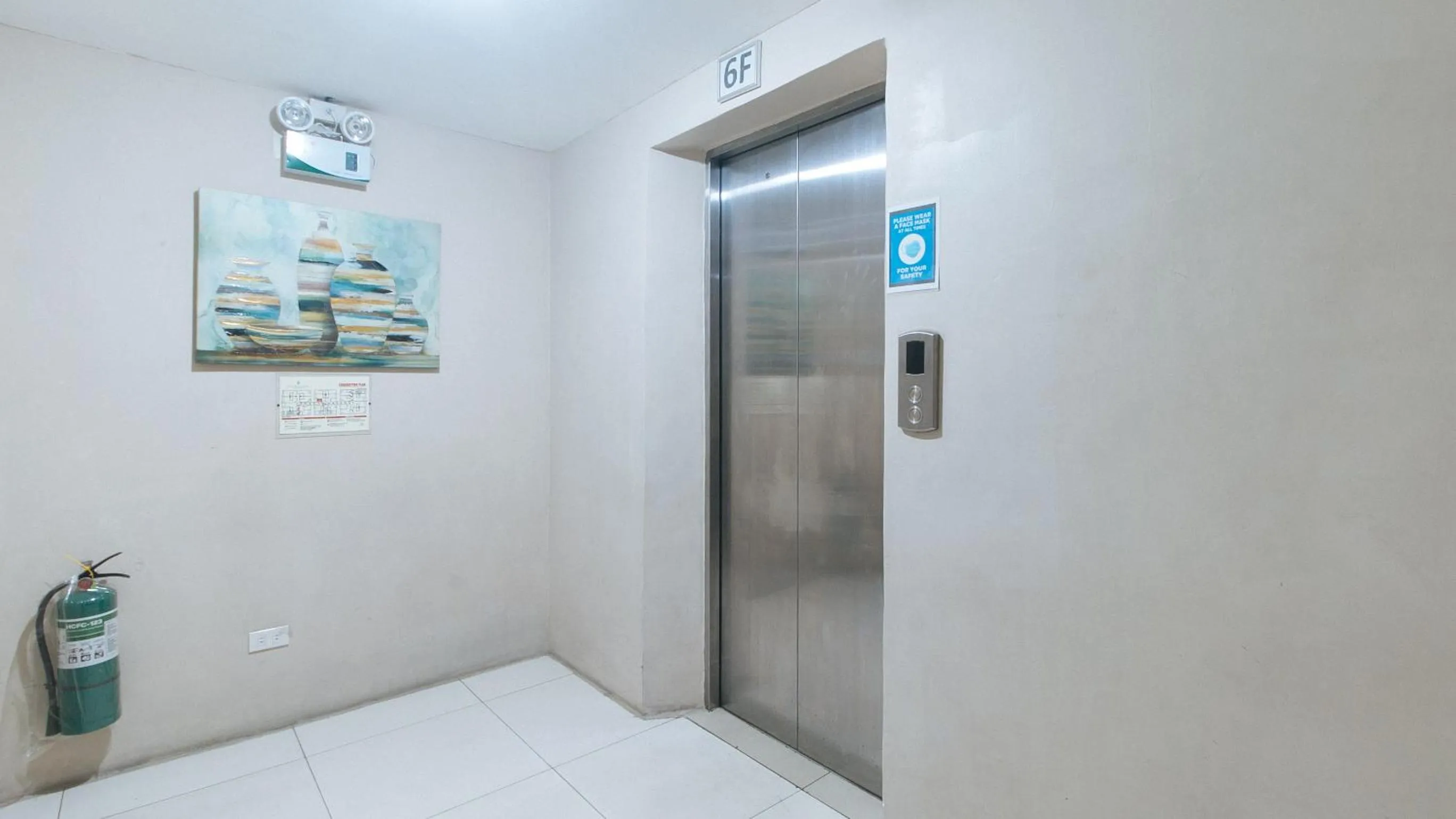 elevator in RedDoorz @ Melbourne Suites Makati