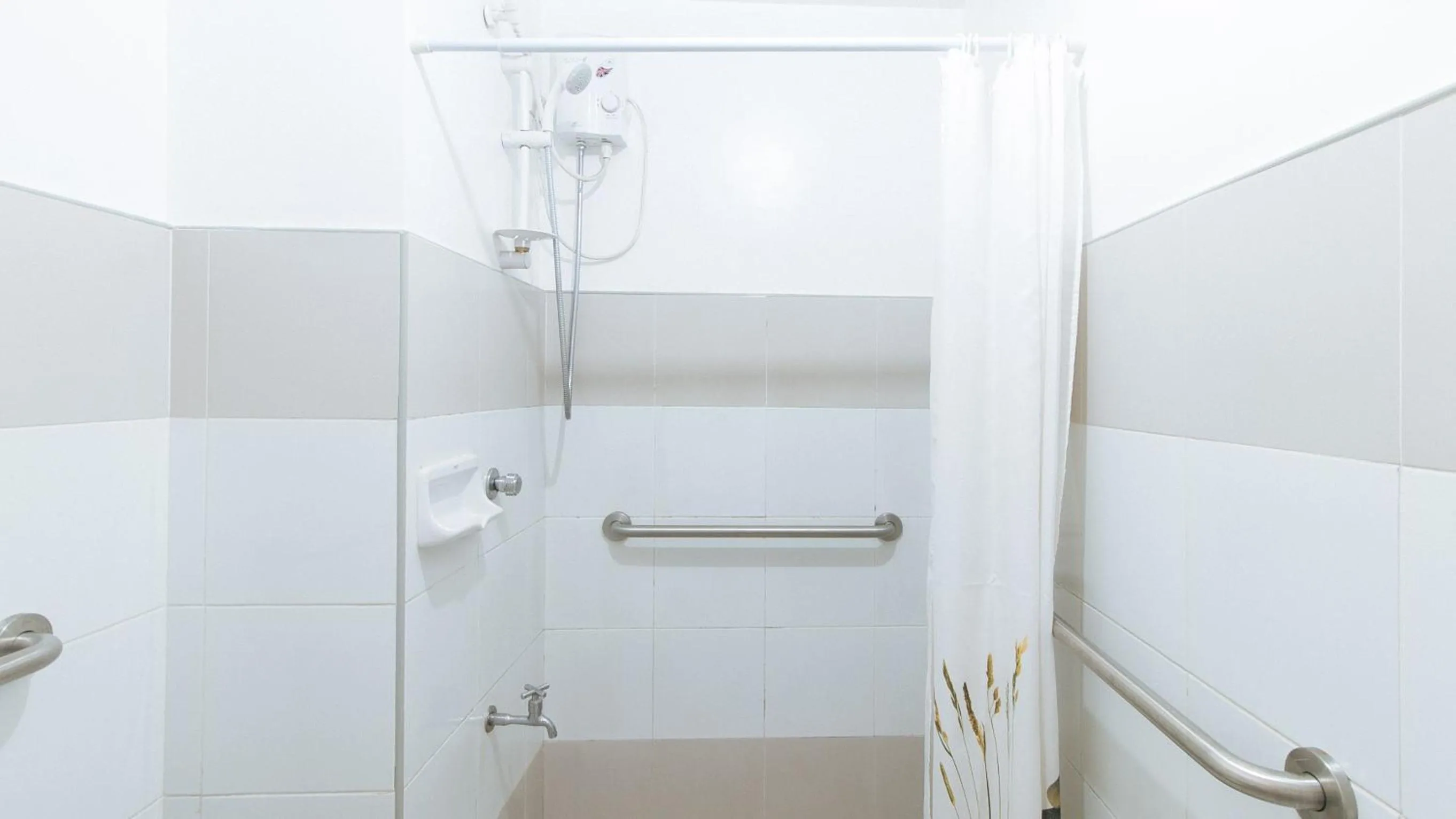 Shower in RedDoorz @ Melbourne Suites Makati