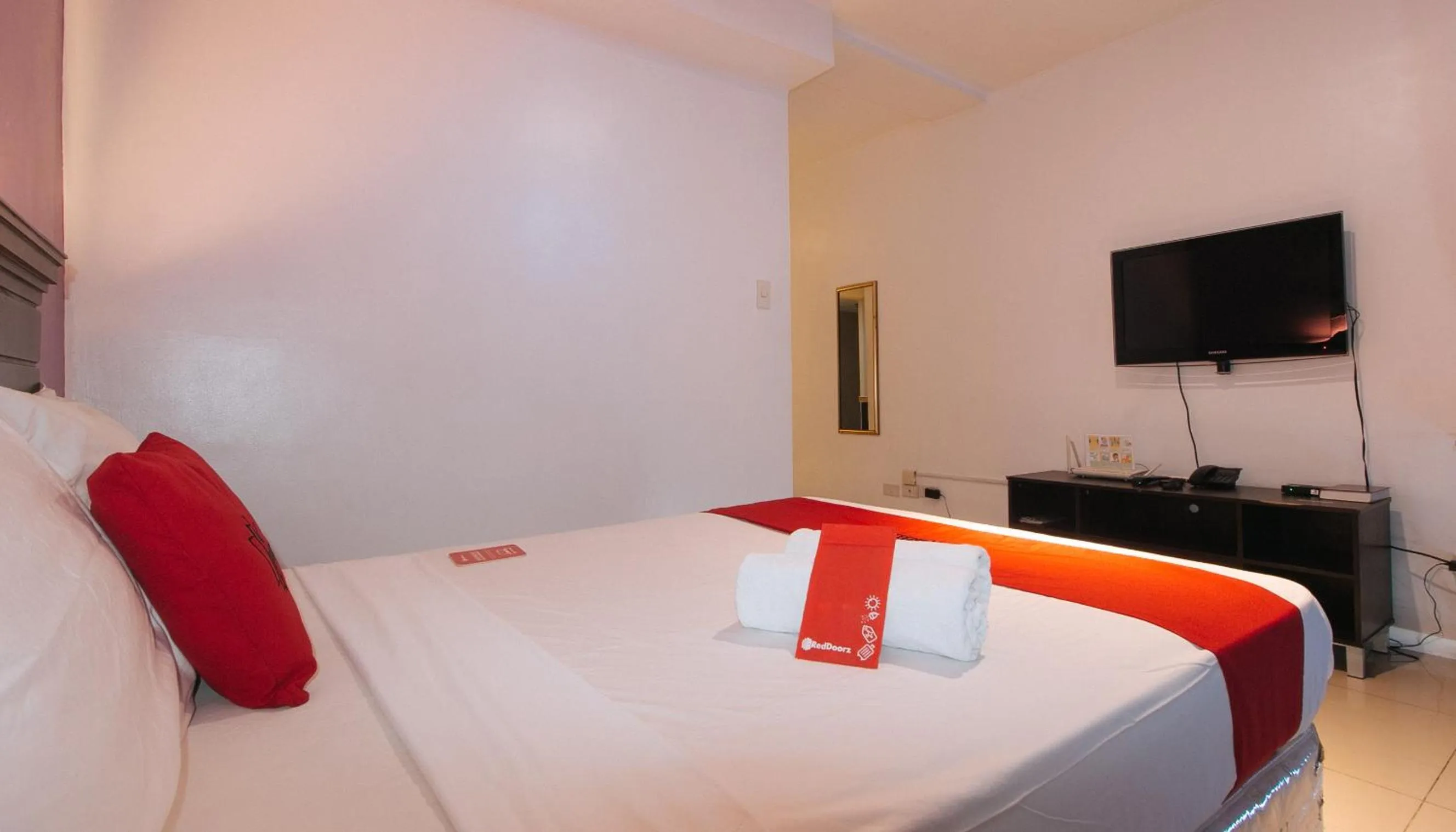 Bed in RedDoorz @ Melbourne Suites Makati