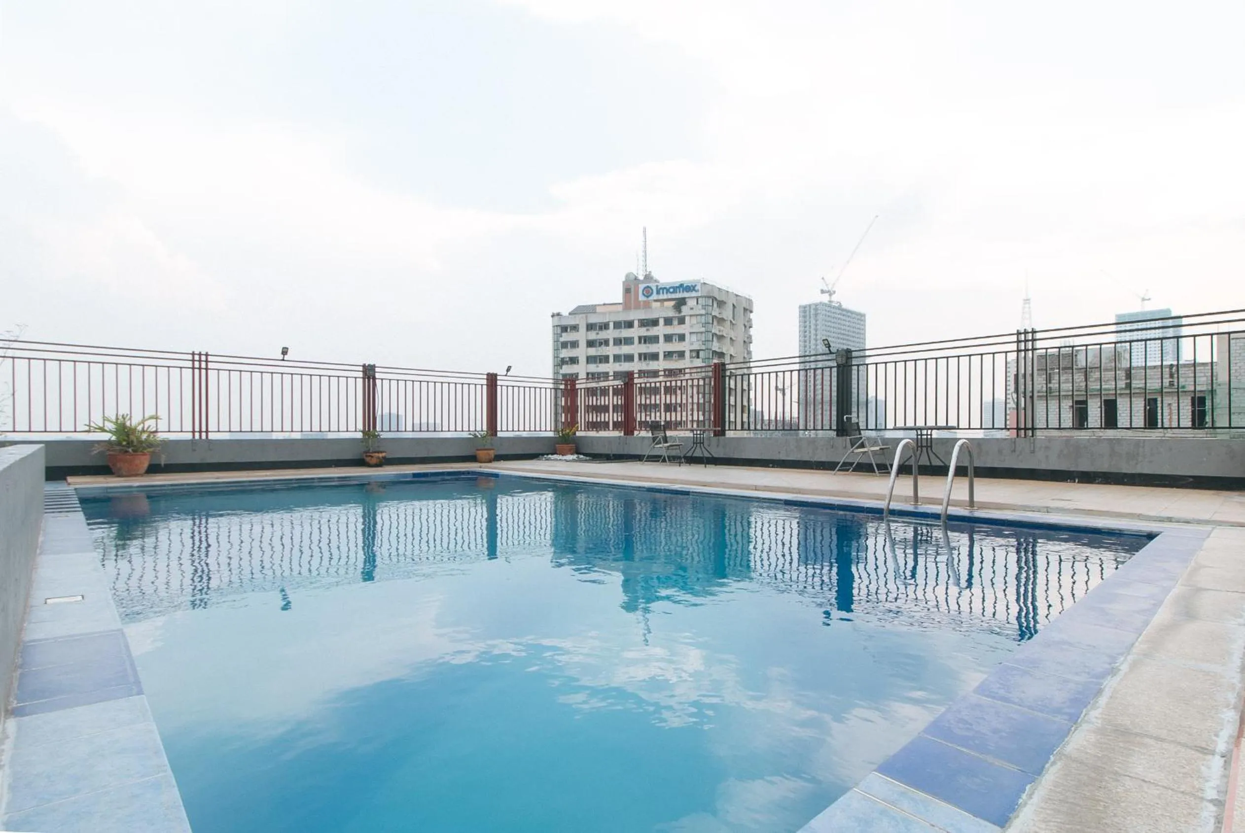 Property building in RedDoorz @ Melbourne Suites Makati