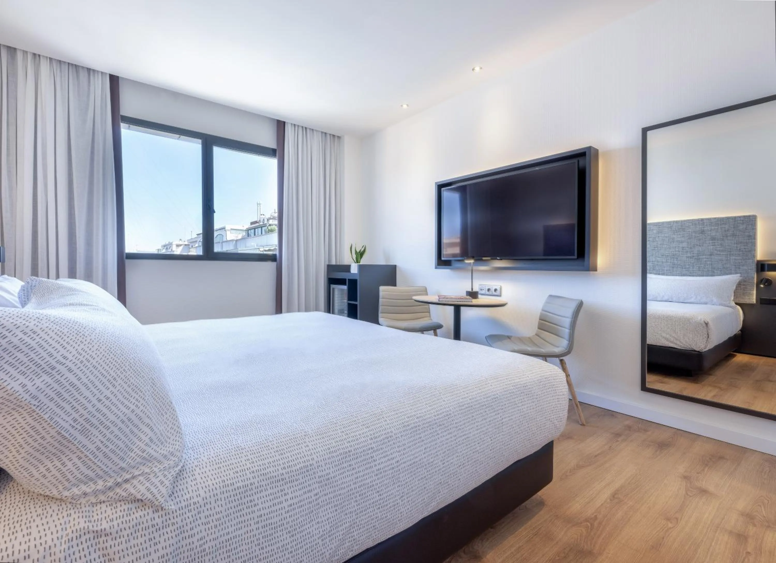 Communal lounge/ TV room, Bed in INNSiDE by Melia Valencia Oceanic