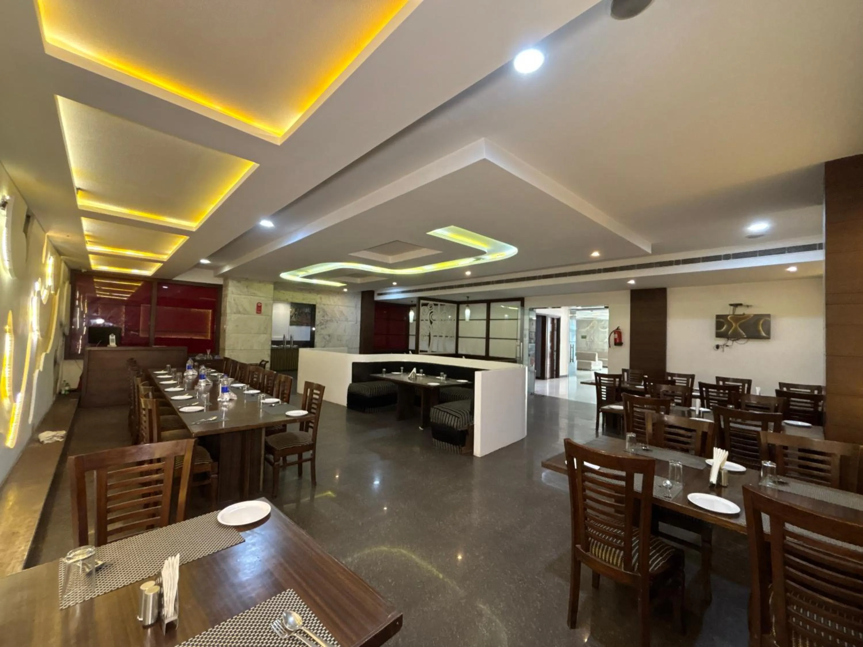 Restaurant/places to eat in Hotel Crimson Palace