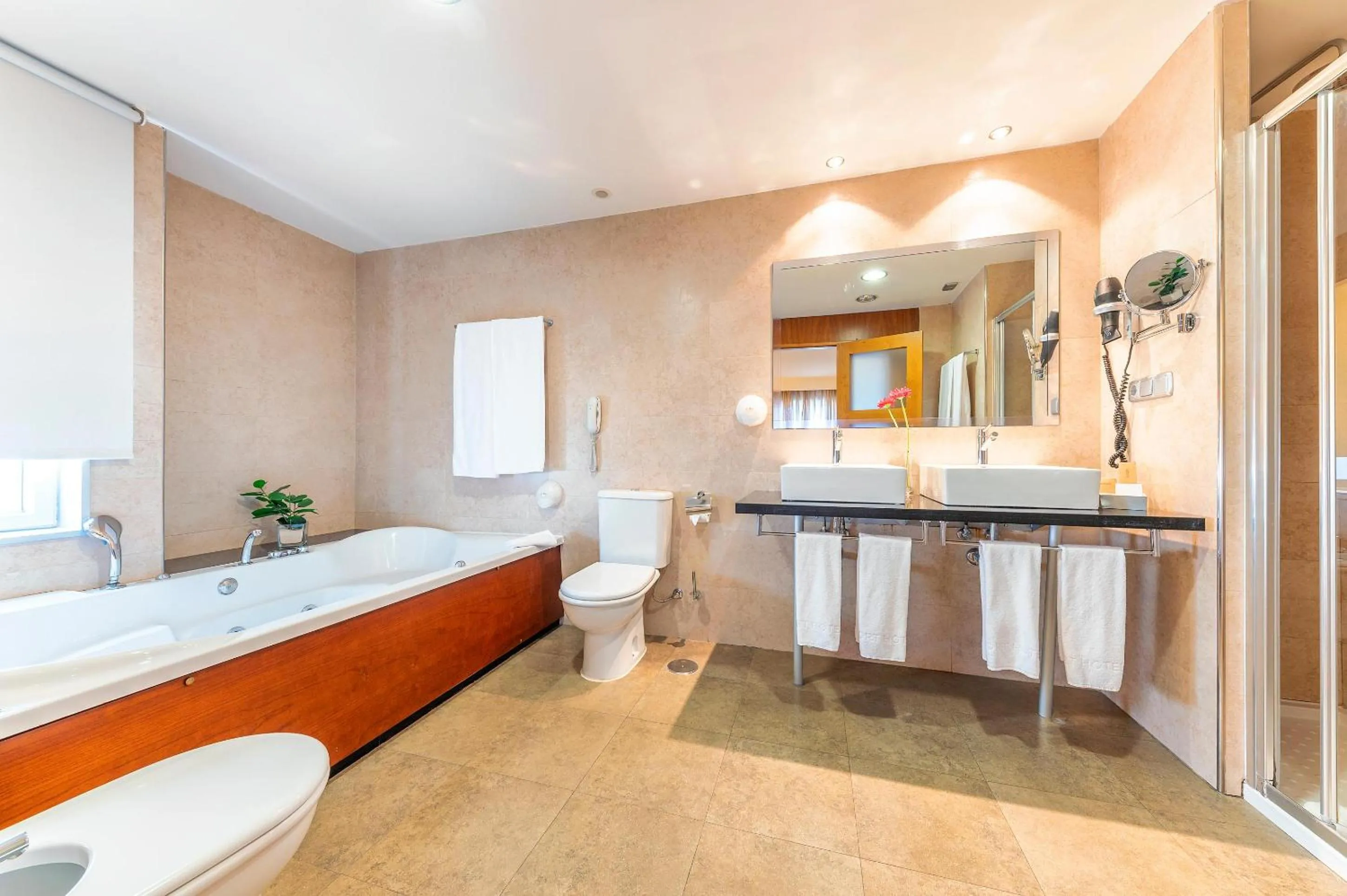 Photo of the whole room, Bed in Port Azafata Valencia