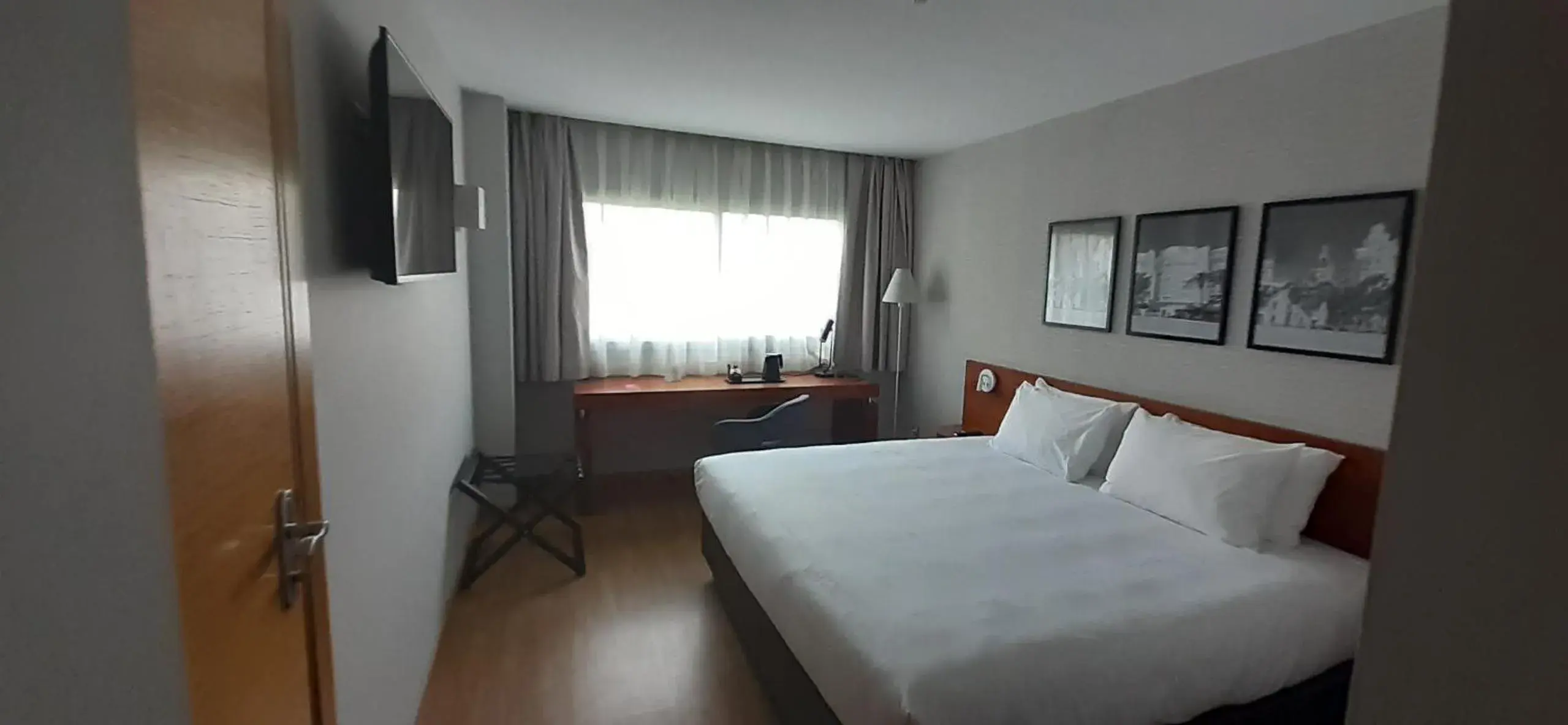 King Room - single occupancy - Non-Smoking in Ramada by Wyndham Valencia Almussafes King Room - single occupancy - Non-Smoking in Ramada by Wyndham Valencia Almussafes