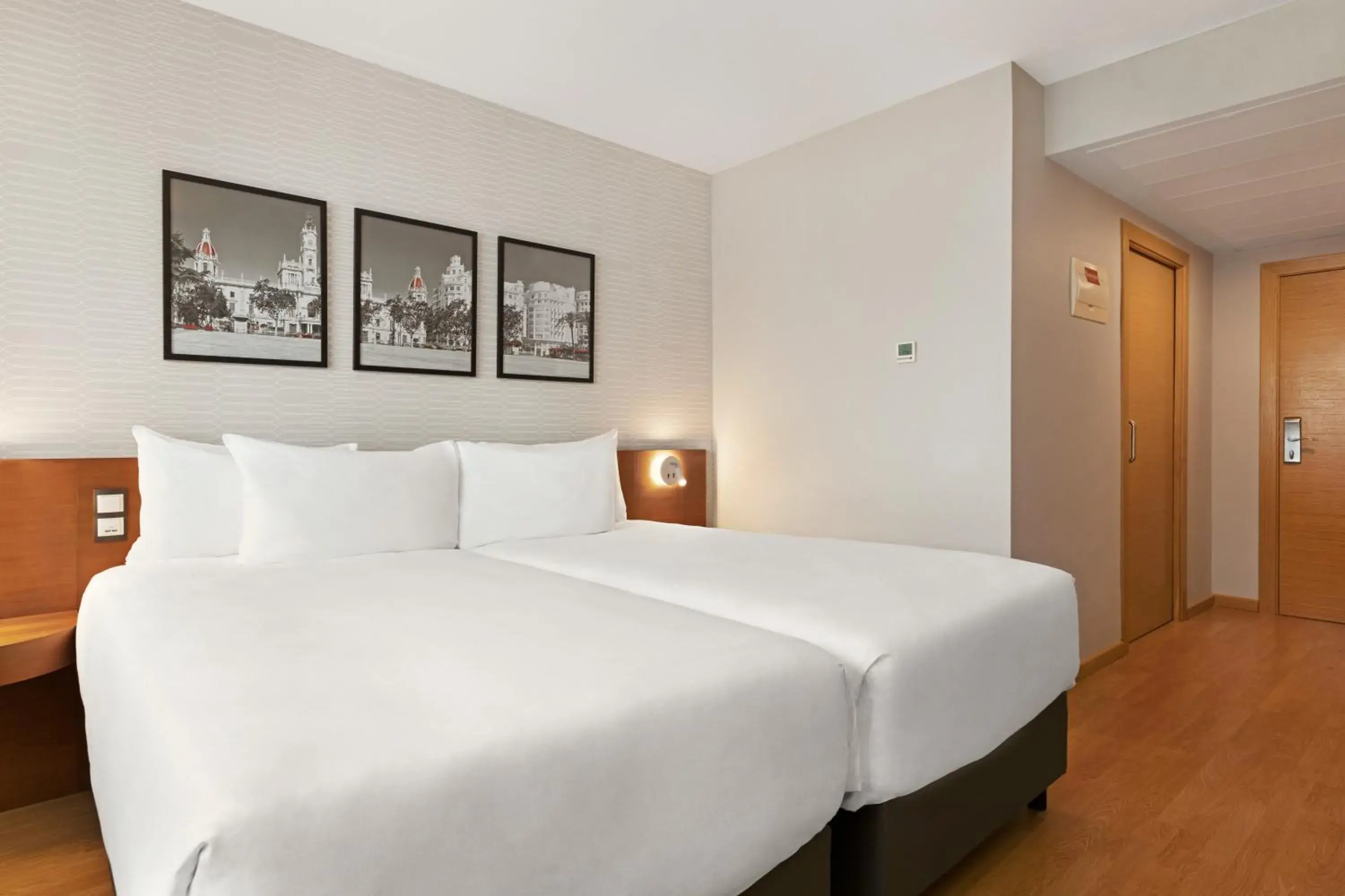 Twin Room - Non-Smoking in Ramada by Wyndham Valencia Almussafes Twin Room - Non-Smoking in Ramada by Wyndham Valencia Almussafes