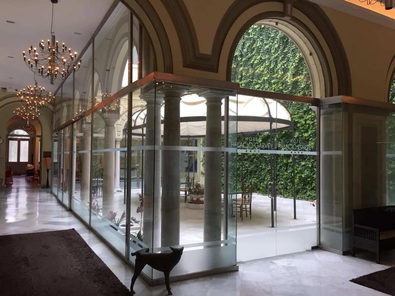 Patio in Hotel Palacio Garvey