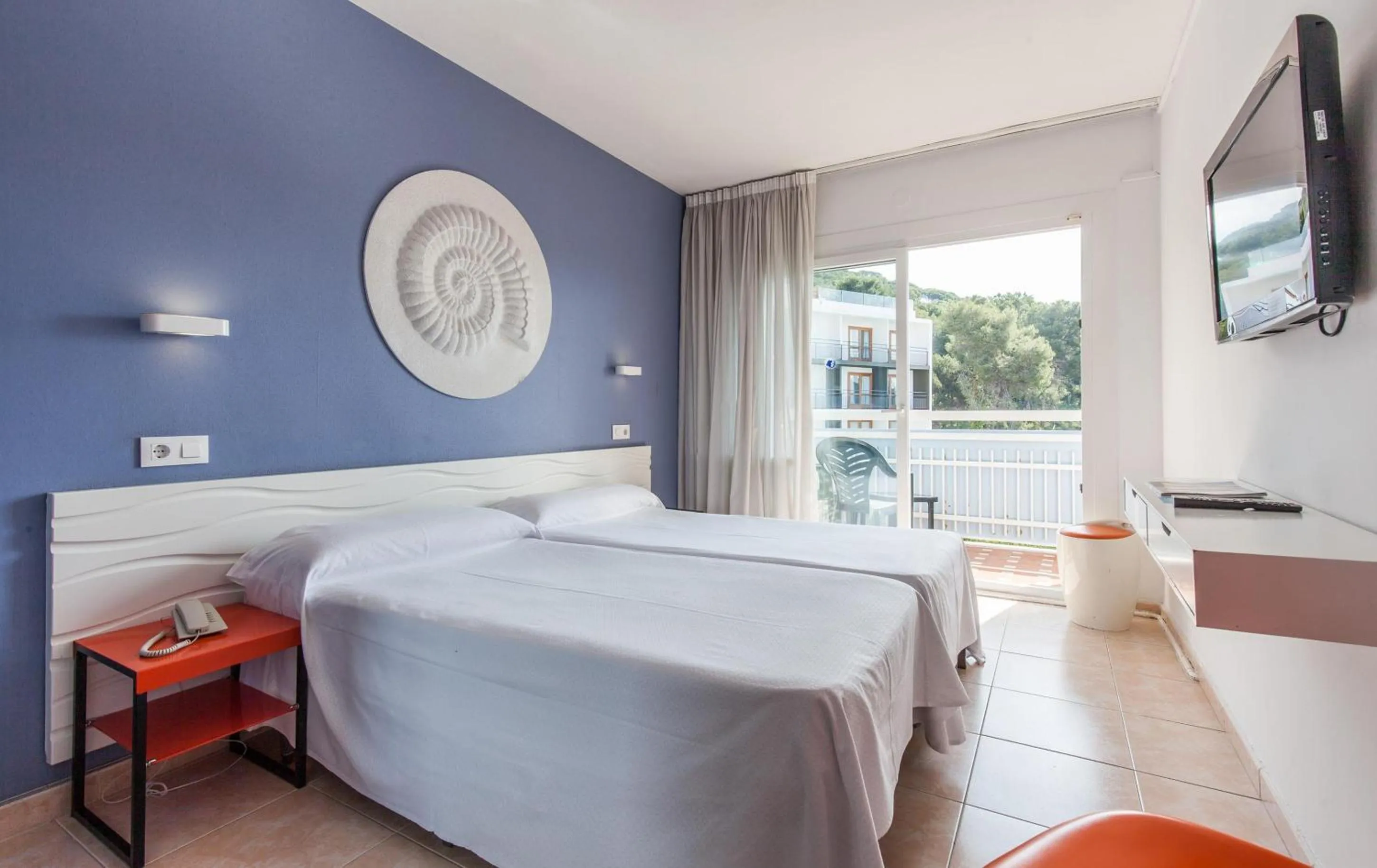 Photo of the whole room, Bed in BLUESEA Montevista Hawai