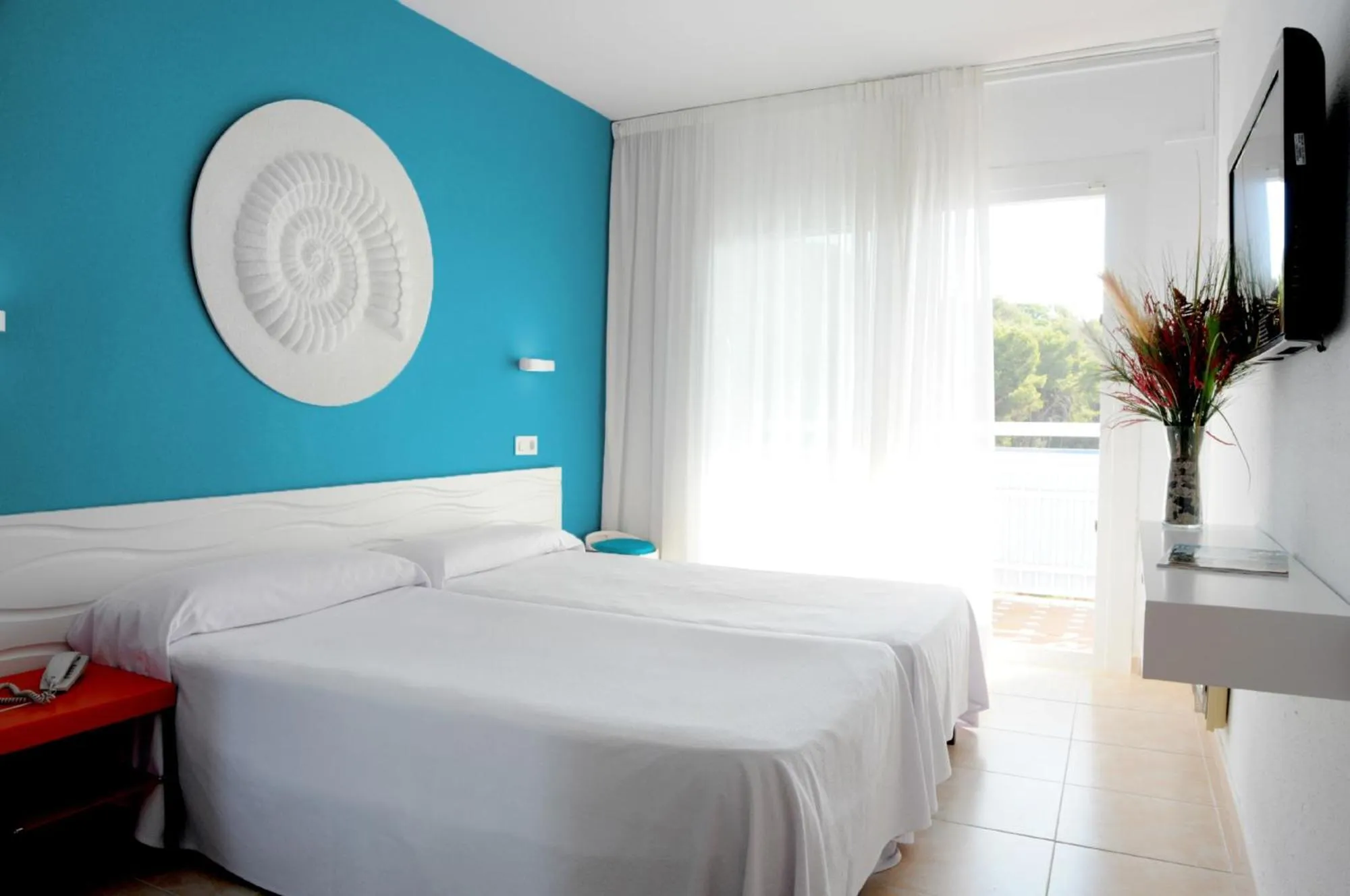 Photo of the whole room, Bed in BLUESEA Montevista Hawai