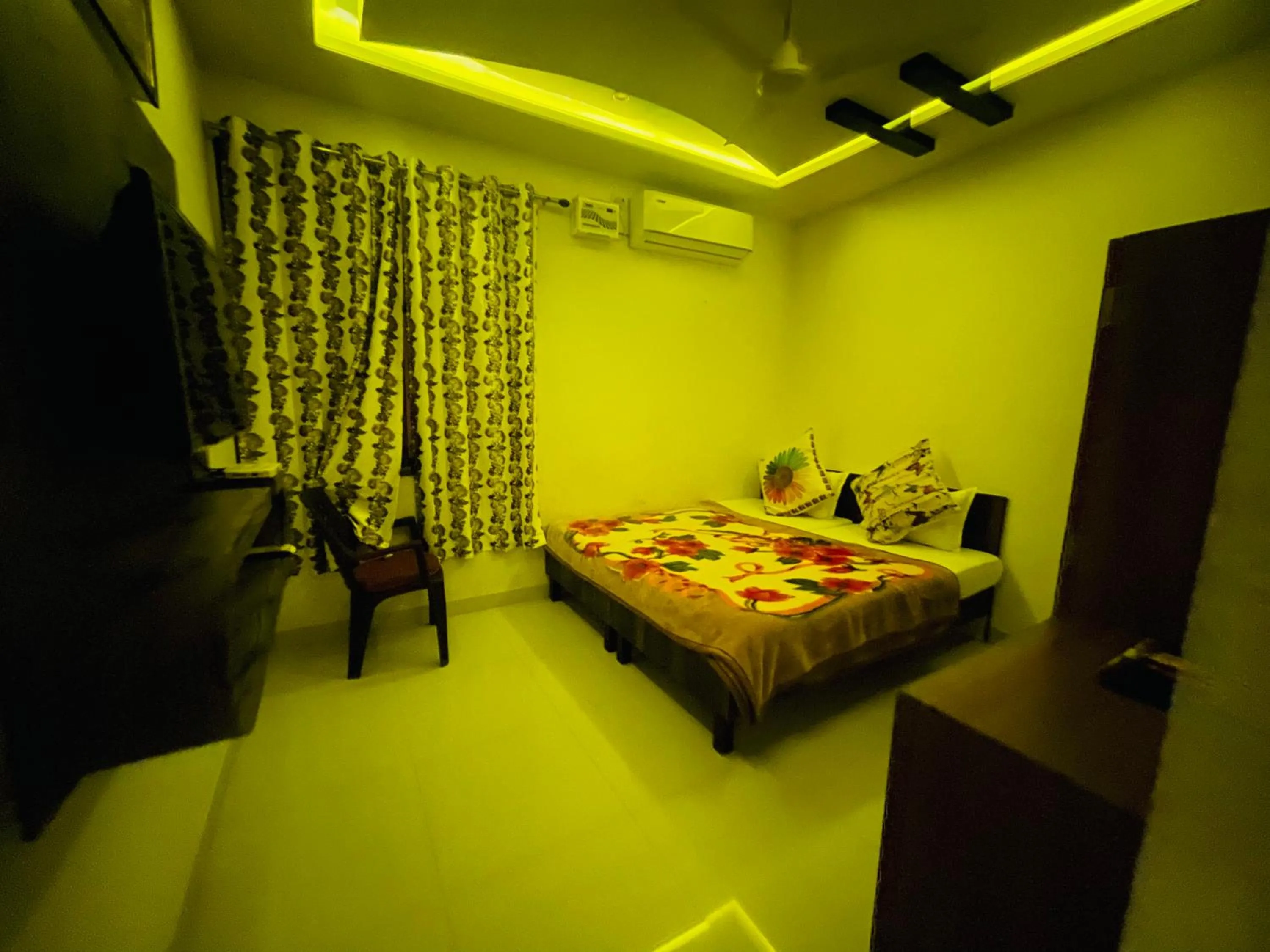 Photo of the whole room, Bed in Hotel Raj Palace