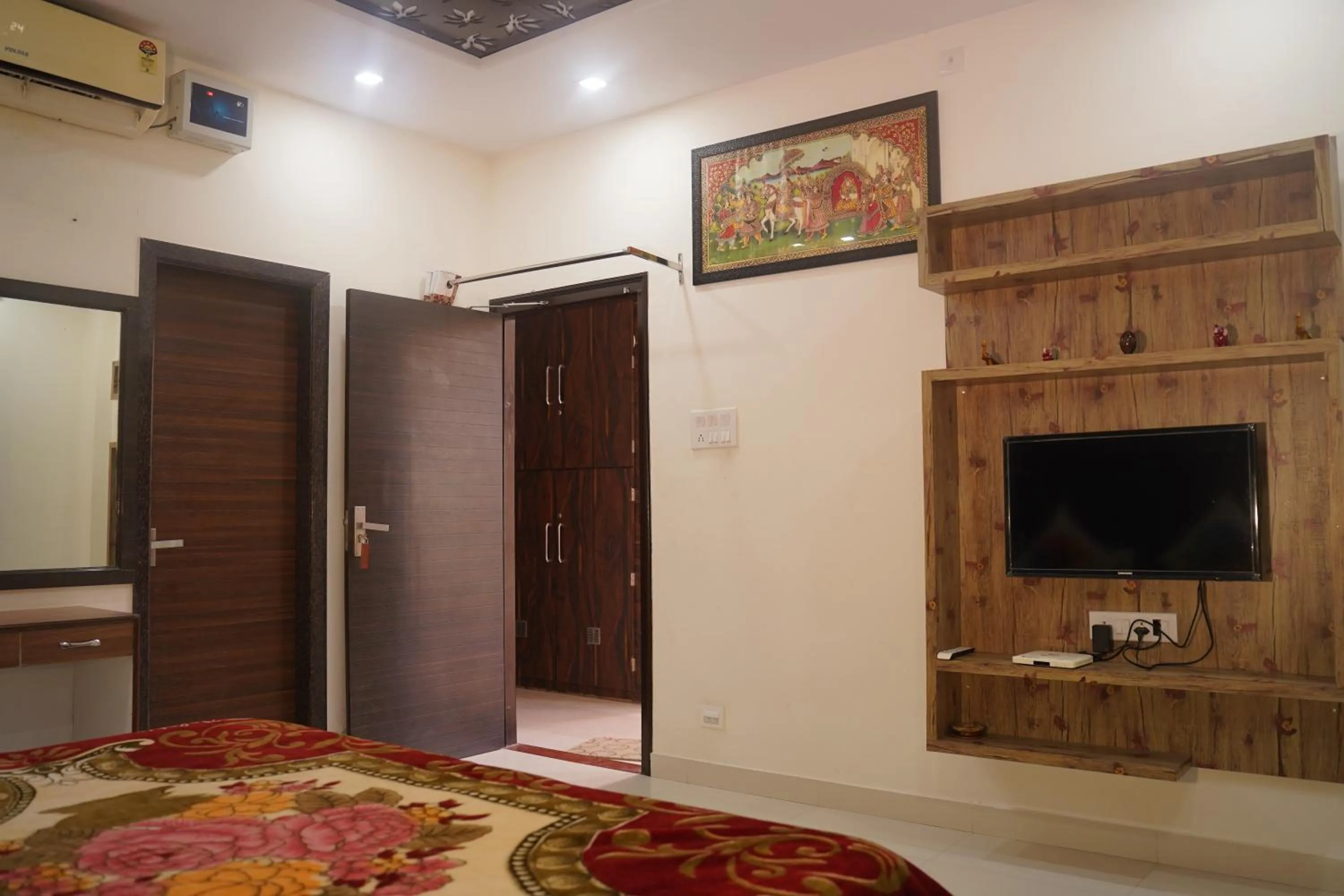 TV and multimedia, Bed in Hotel Raj Palace