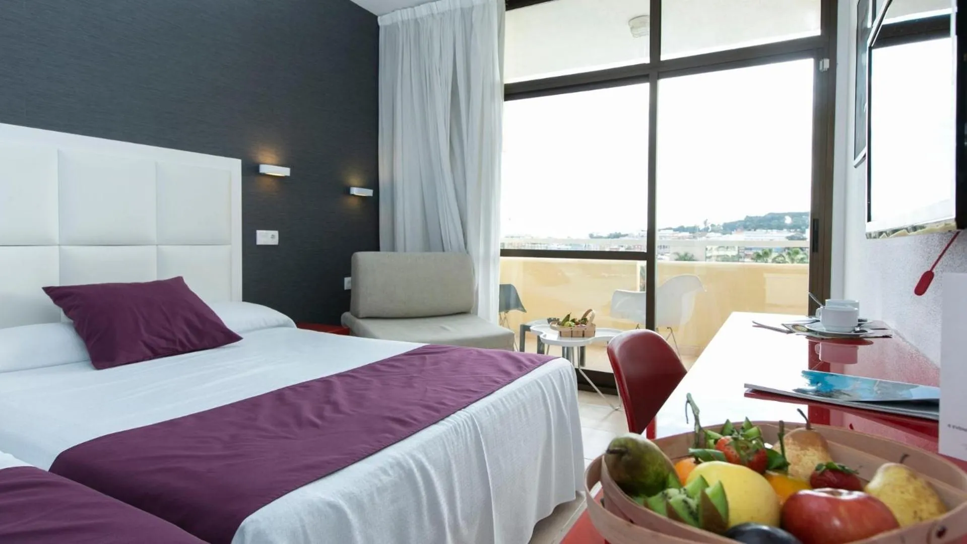 Photo of the whole room, Bed in Evenia Olympic Garden