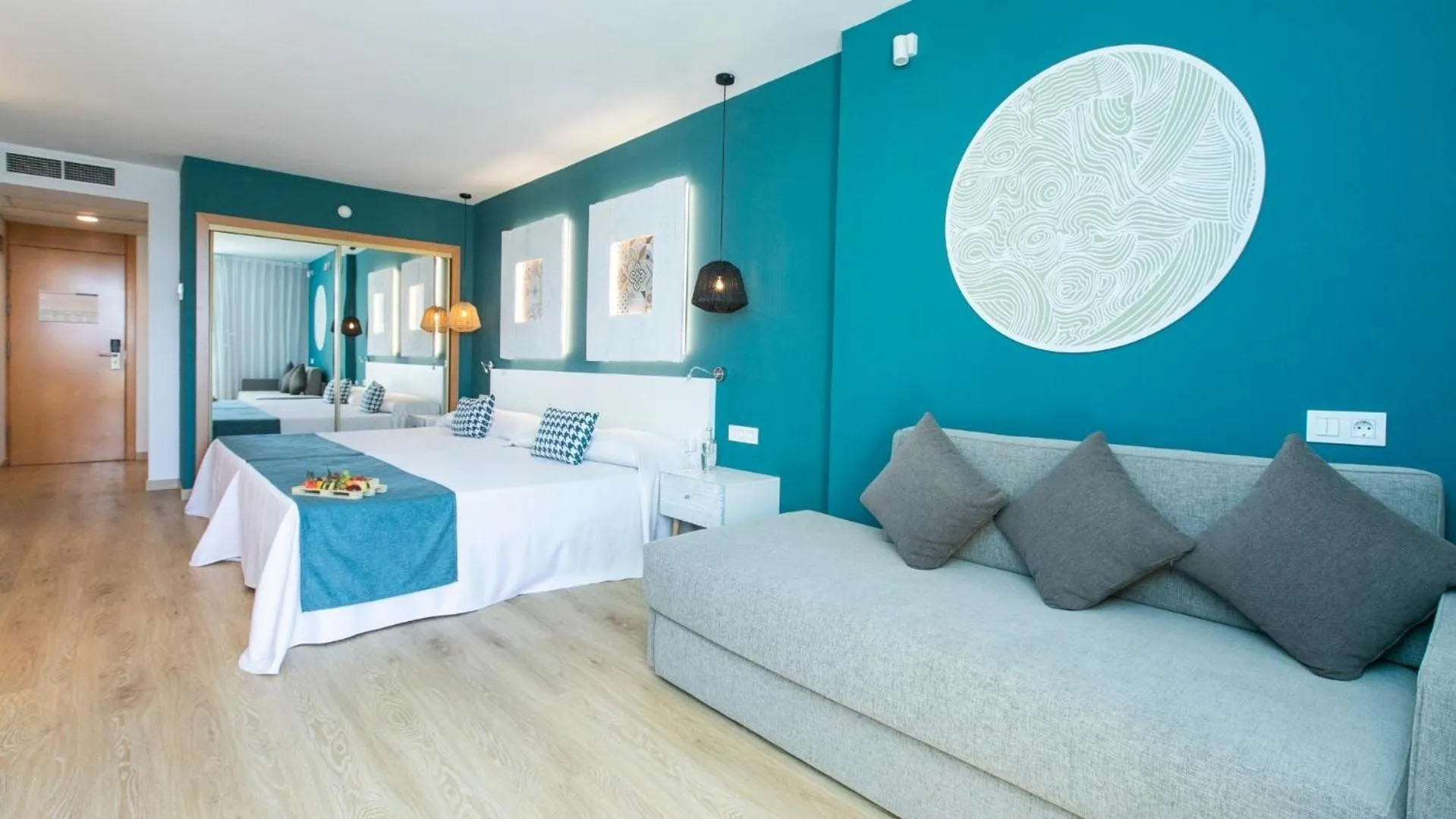 Photo of the whole room, Bed in Evenia Olympic Suites