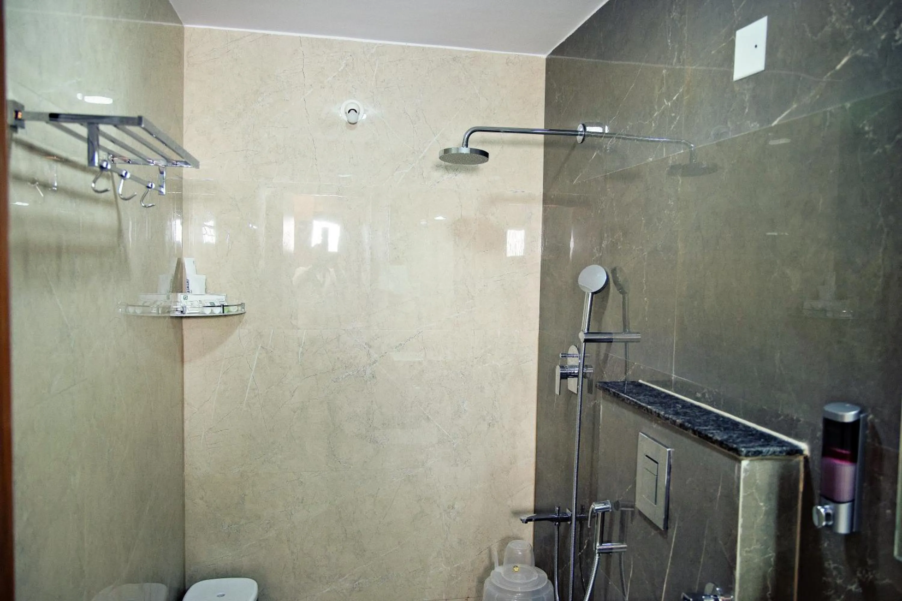 Shower in Villa Grand Hotel Near Kempegowda International Airport