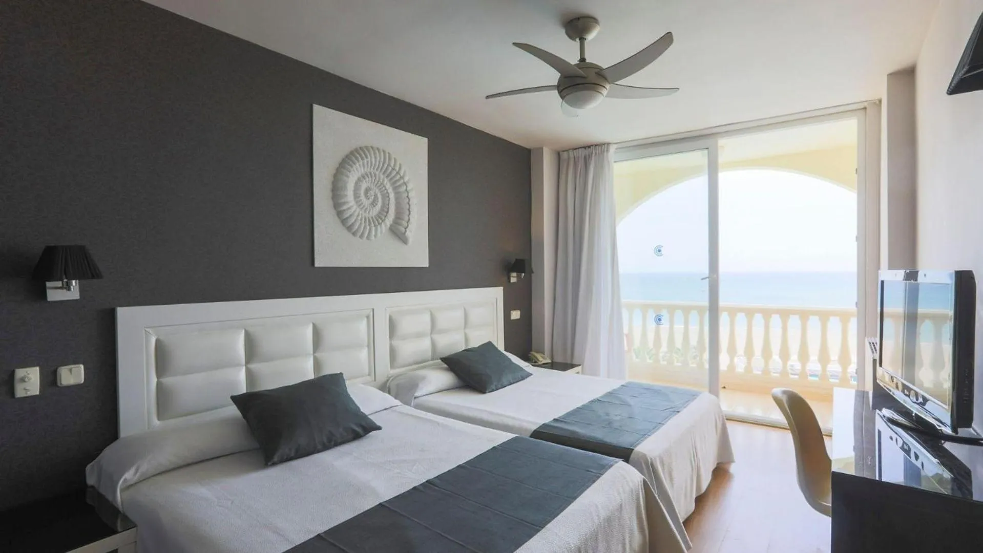 Photo of the whole room, Bed in Evenia Zoraida Garden