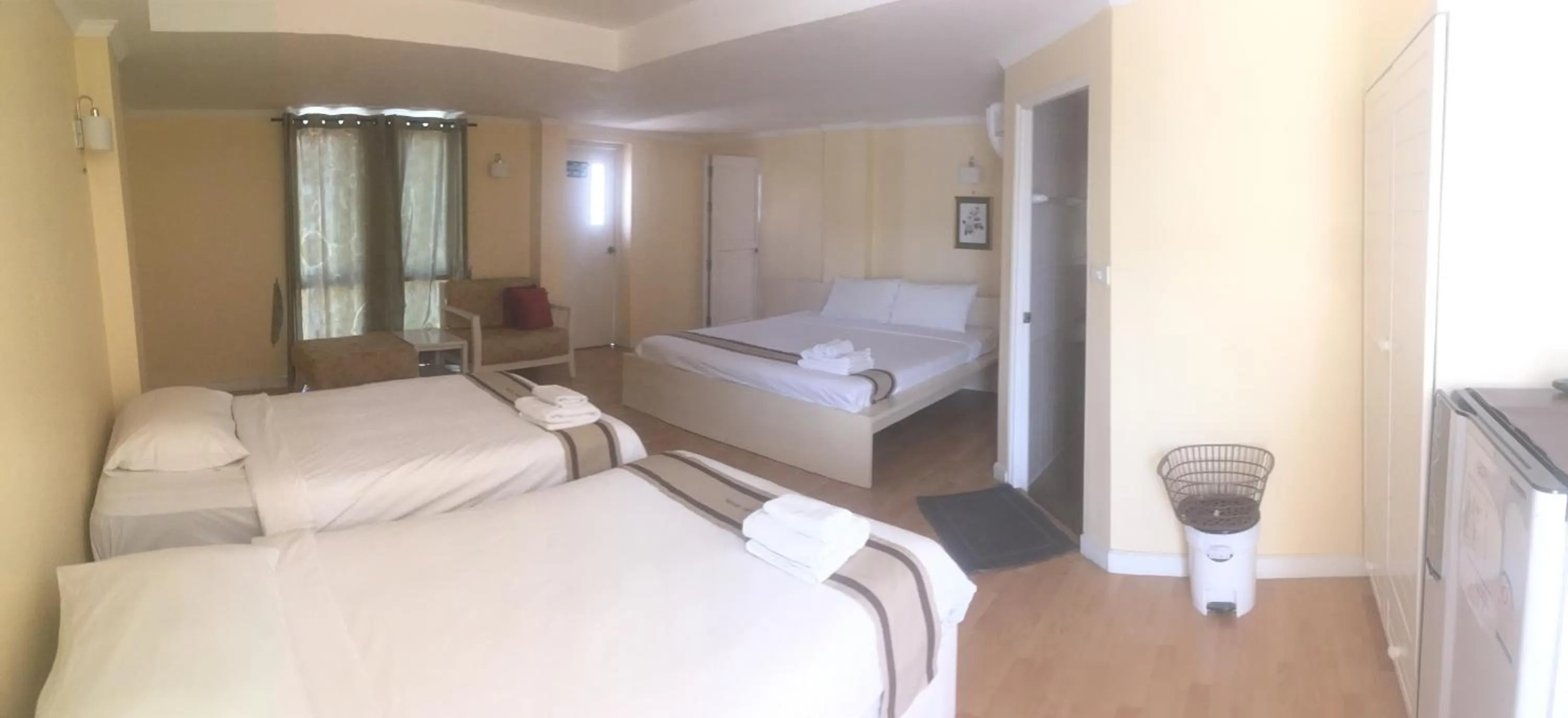 Bedroom, Bed in Triple Palms House