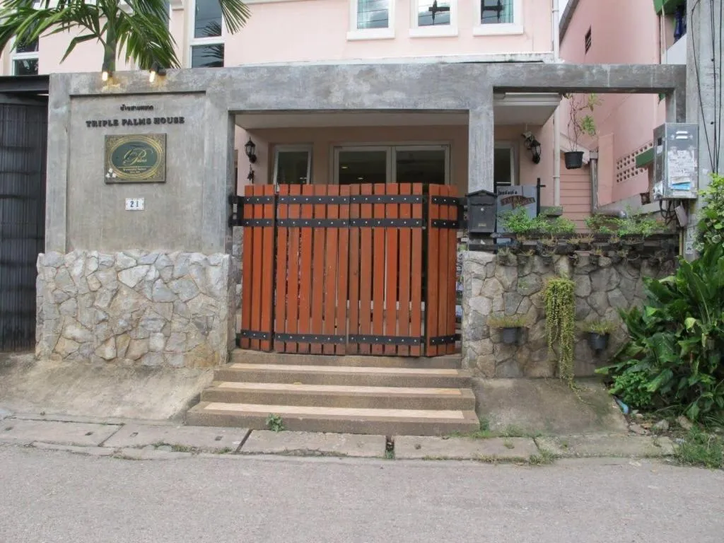 Facade/entrance in Triple Palms House