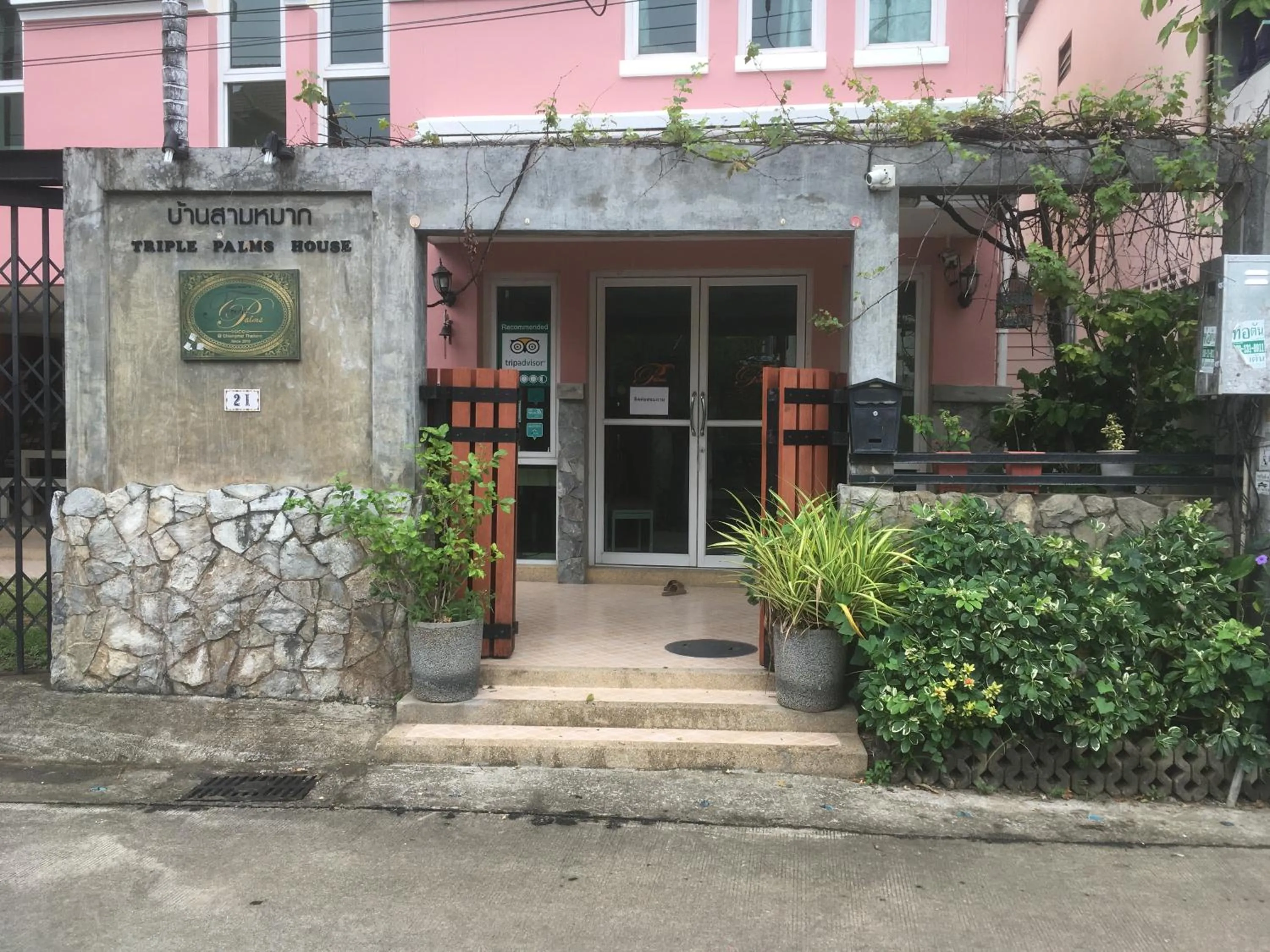 Facade/entrance in Triple Palms House