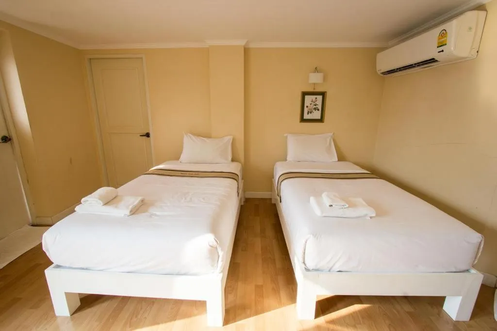 Bed in Triple Palms House