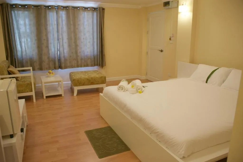 Bedroom, Bed in Triple Palms House