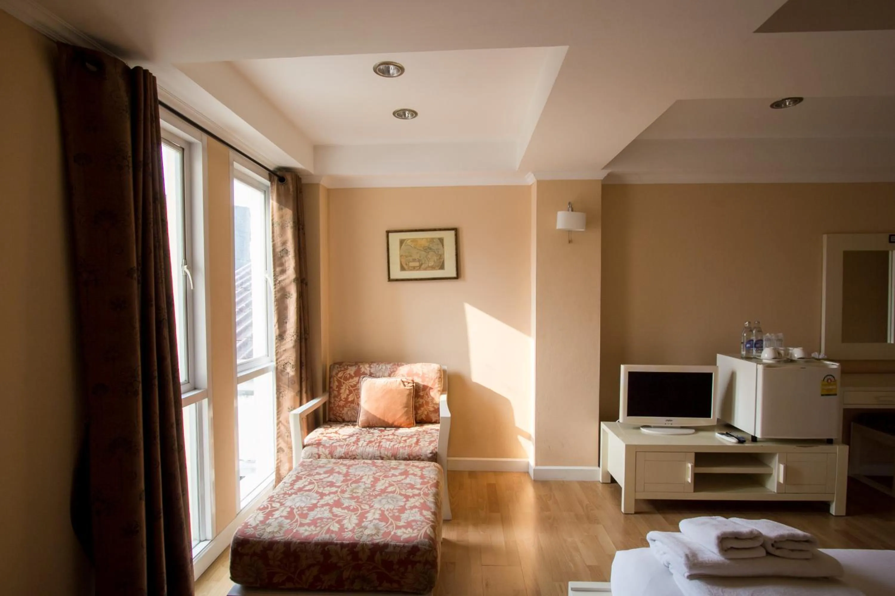 Seating area, Bed in Triple Palms House