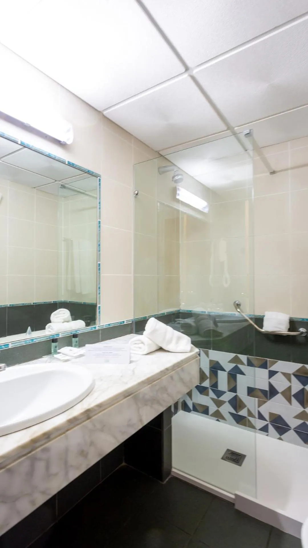 Public Bath in Hotel Zeus