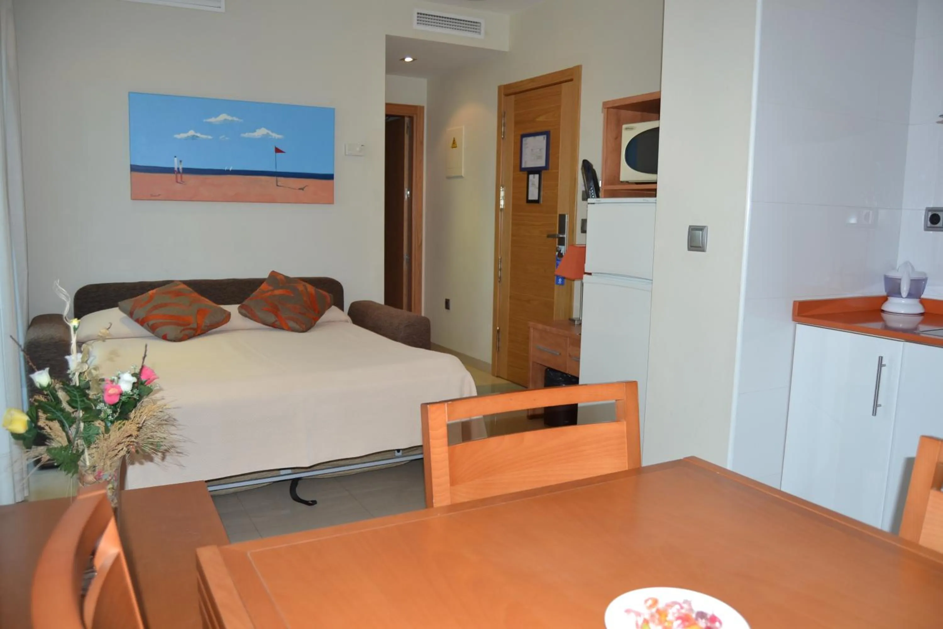 Kitchen or kitchenette, Bed in Aparthotel Bahía