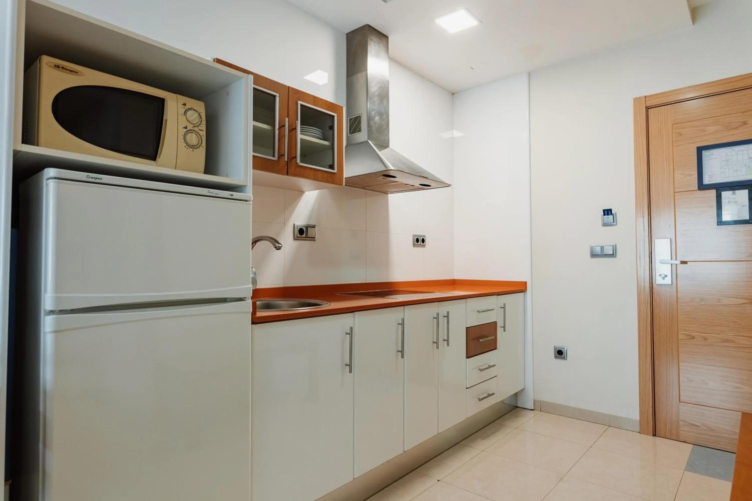 Kitchen or kitchenette in Aparthotel Bahía