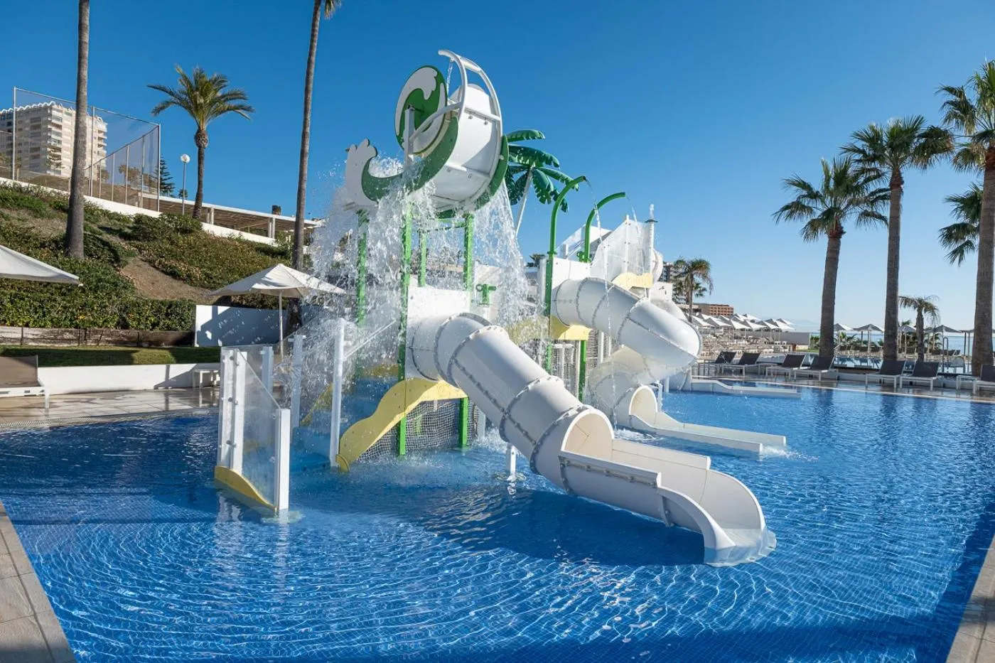 Swimming pool in Estival Torrequebrada