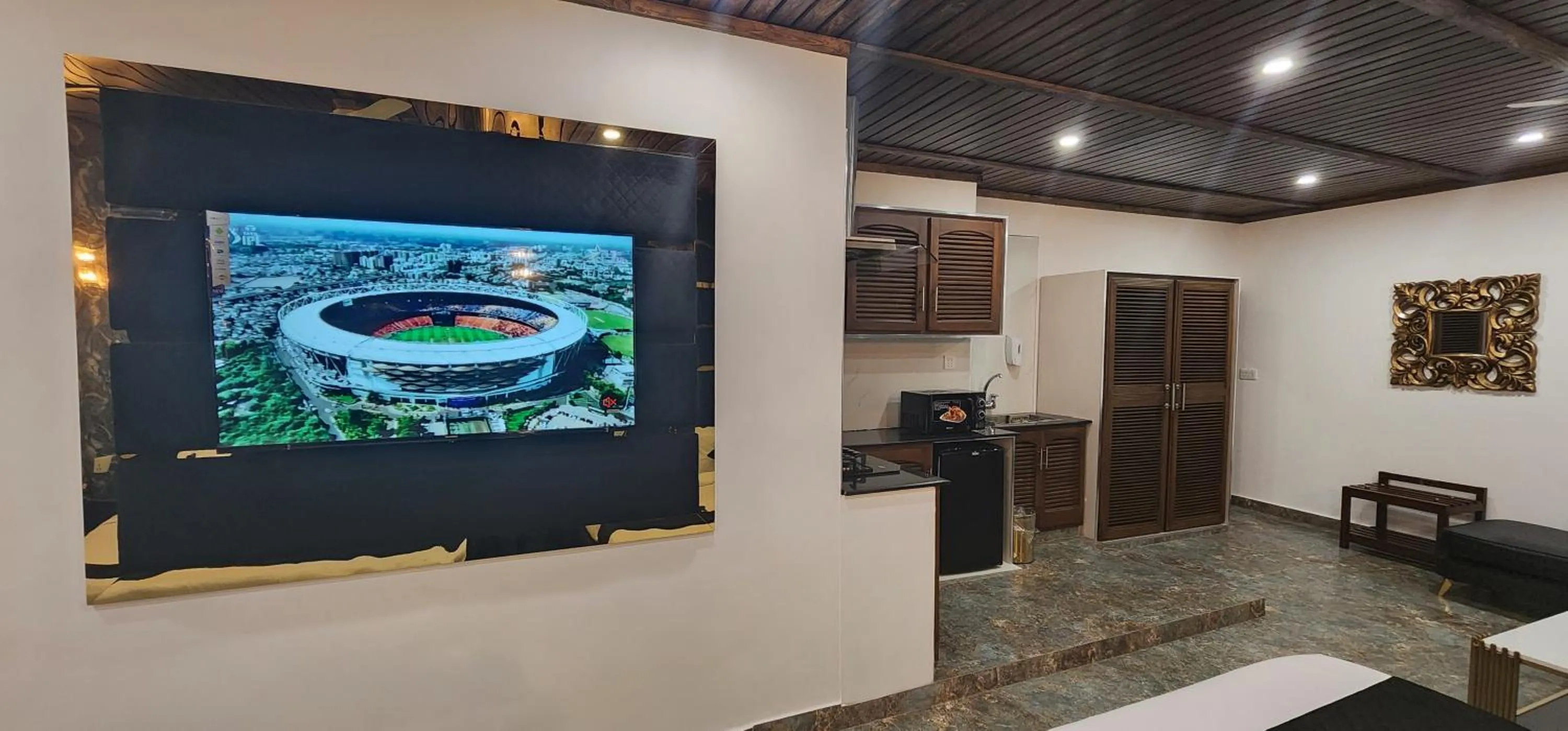 TV and multimedia in Lawrence View Hotel, Lahore