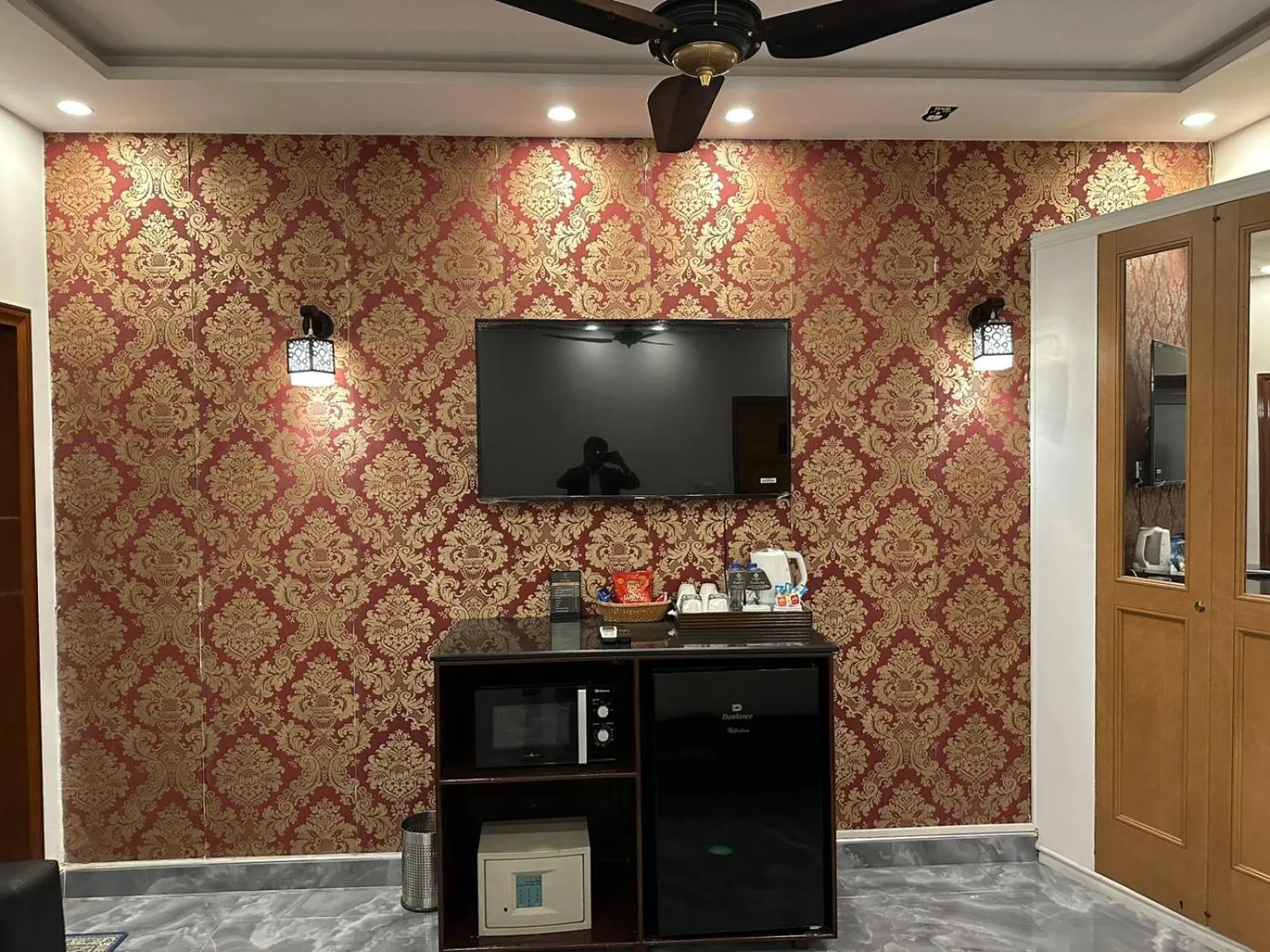 TV and multimedia in Lawrence View Hotel, Lahore