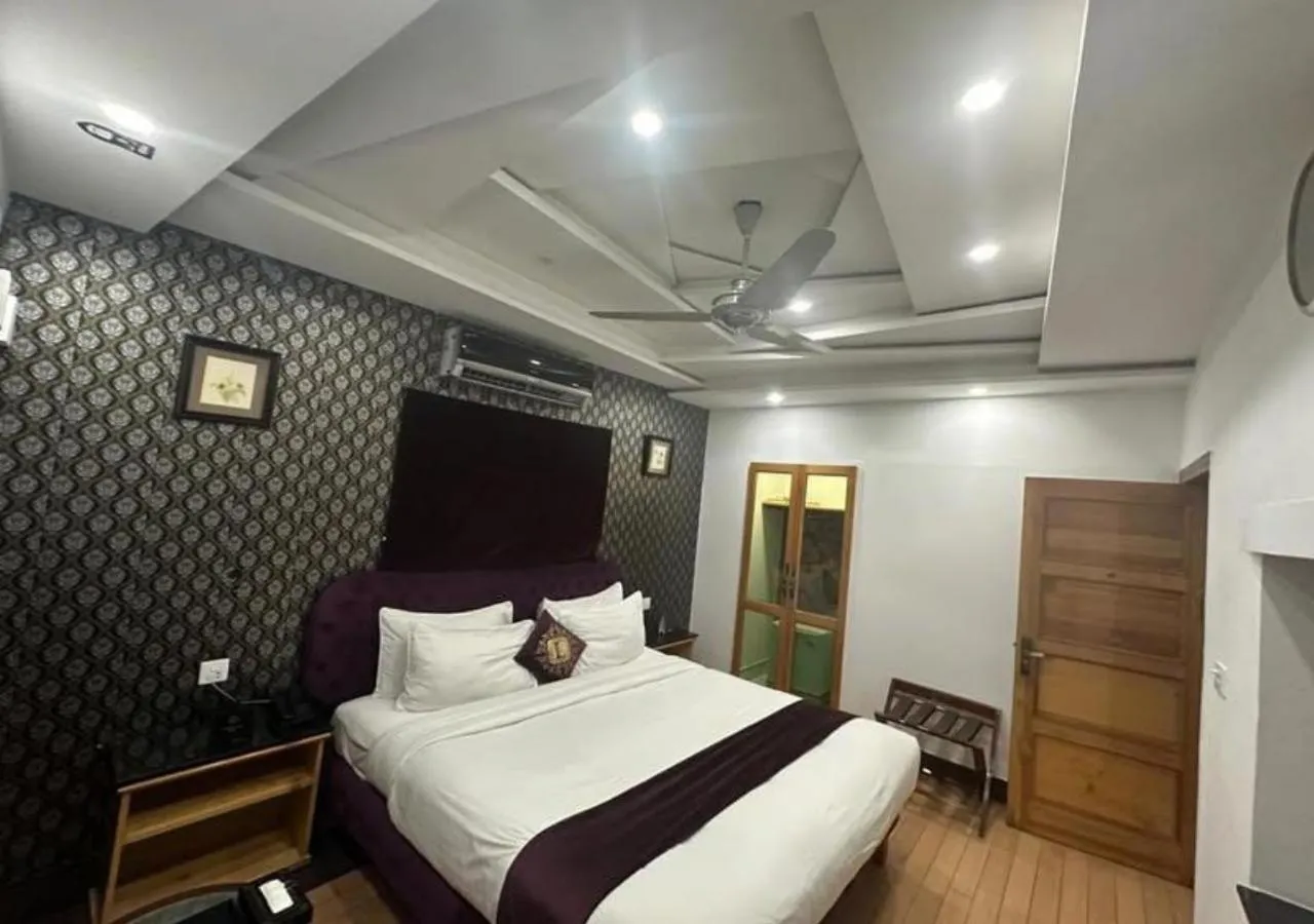 Bed in Lawrence View Hotel, Lahore