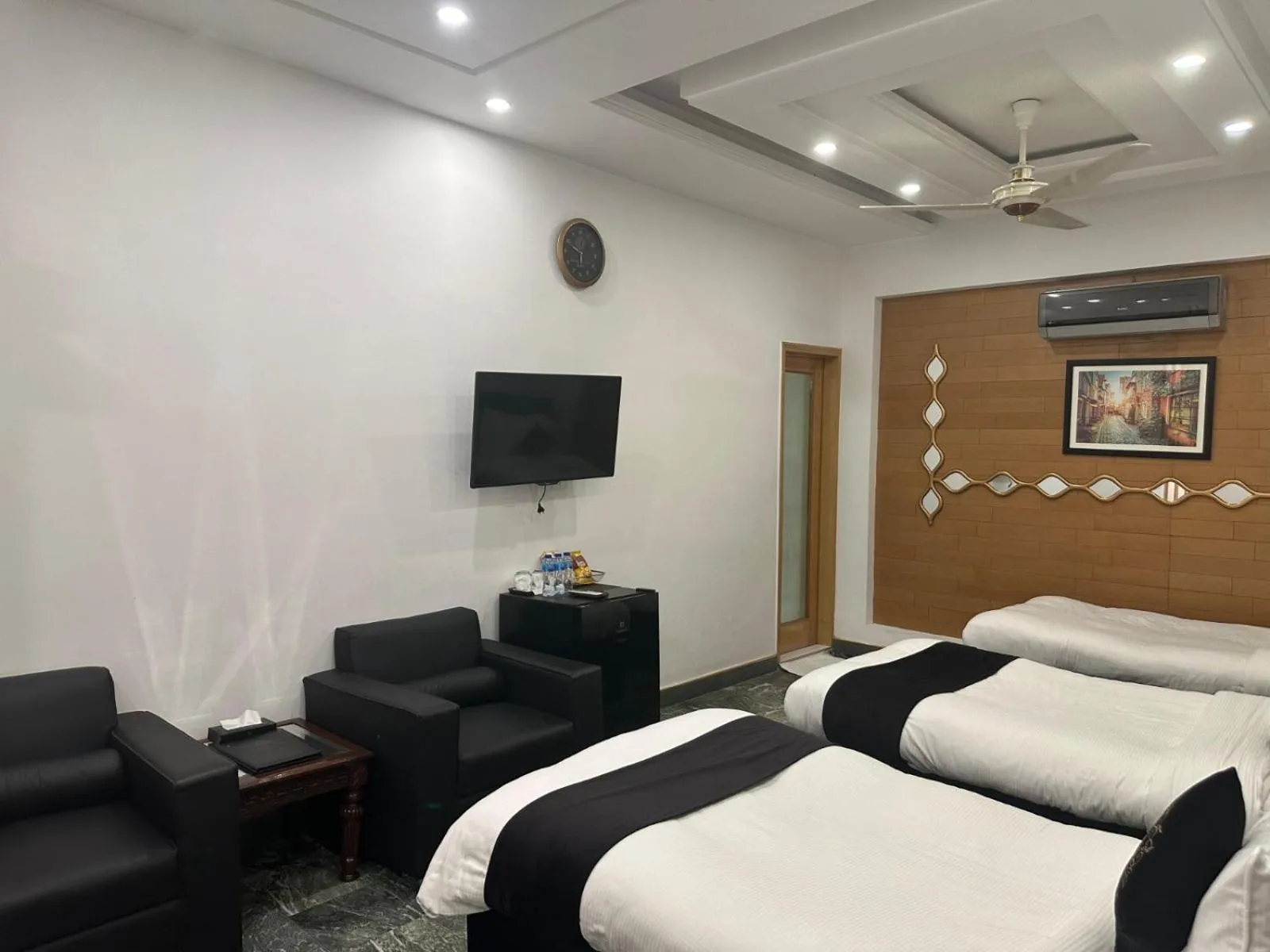 Bed in Lawrence View Hotel, Lahore