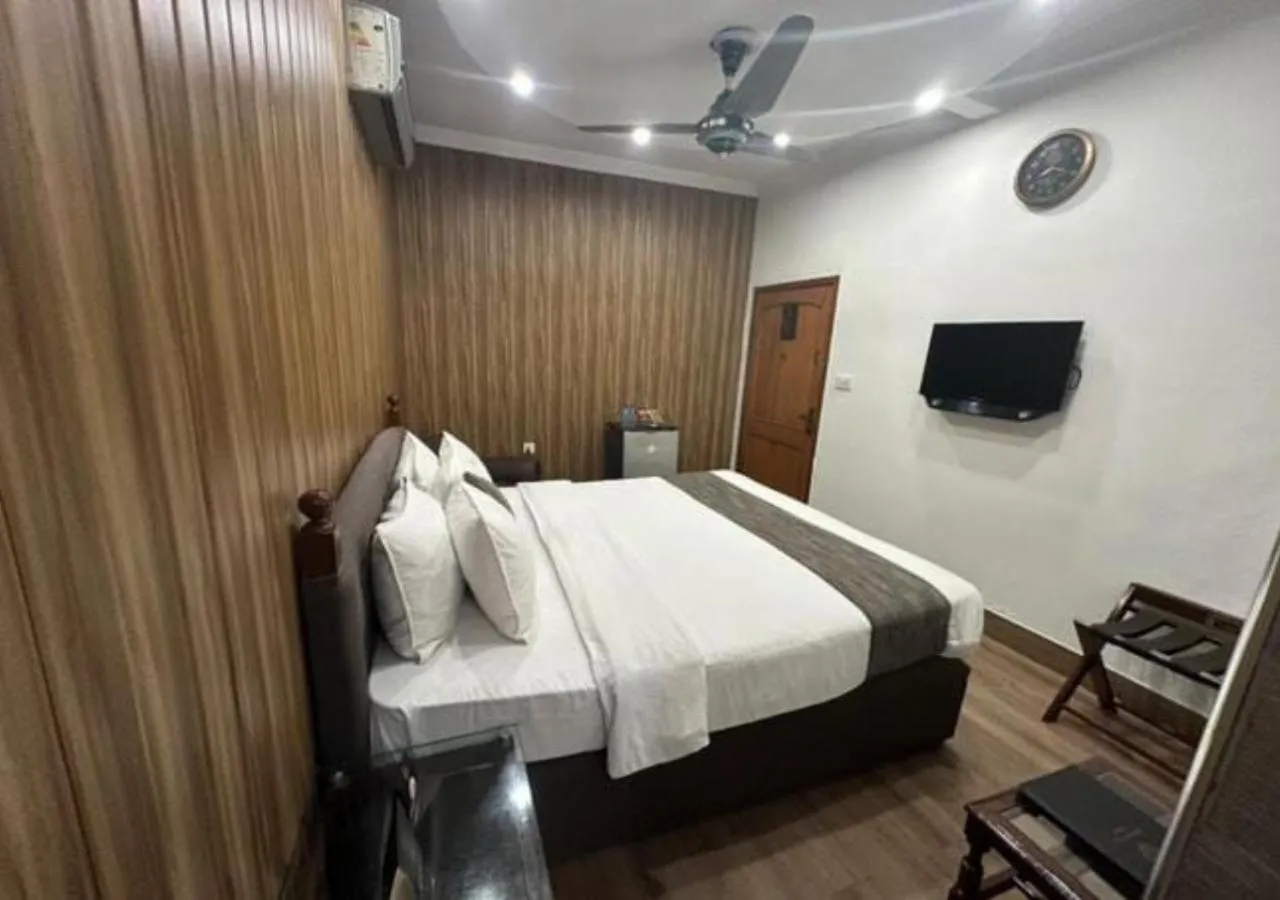 Bed in Lawrence View Hotel, Lahore