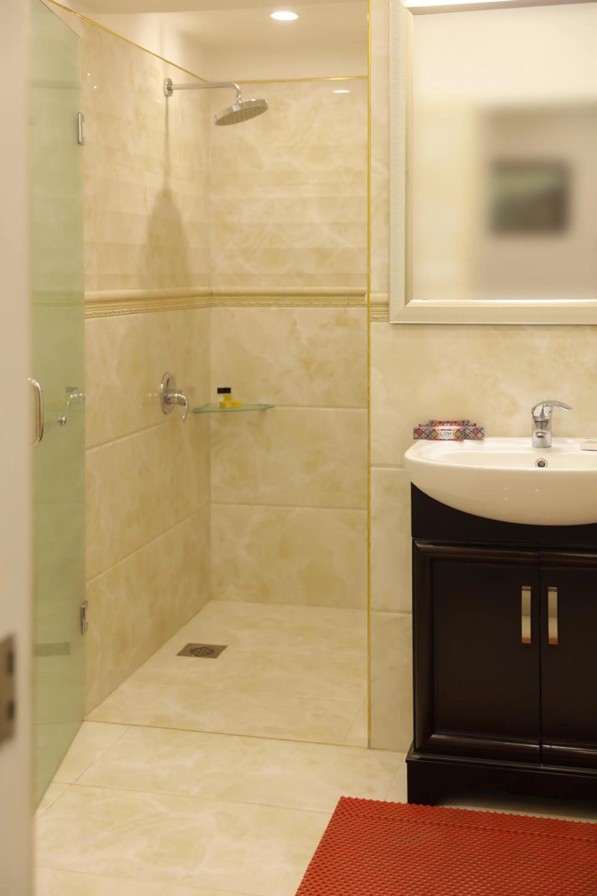 Shower in Lawrence View Hotel, Lahore