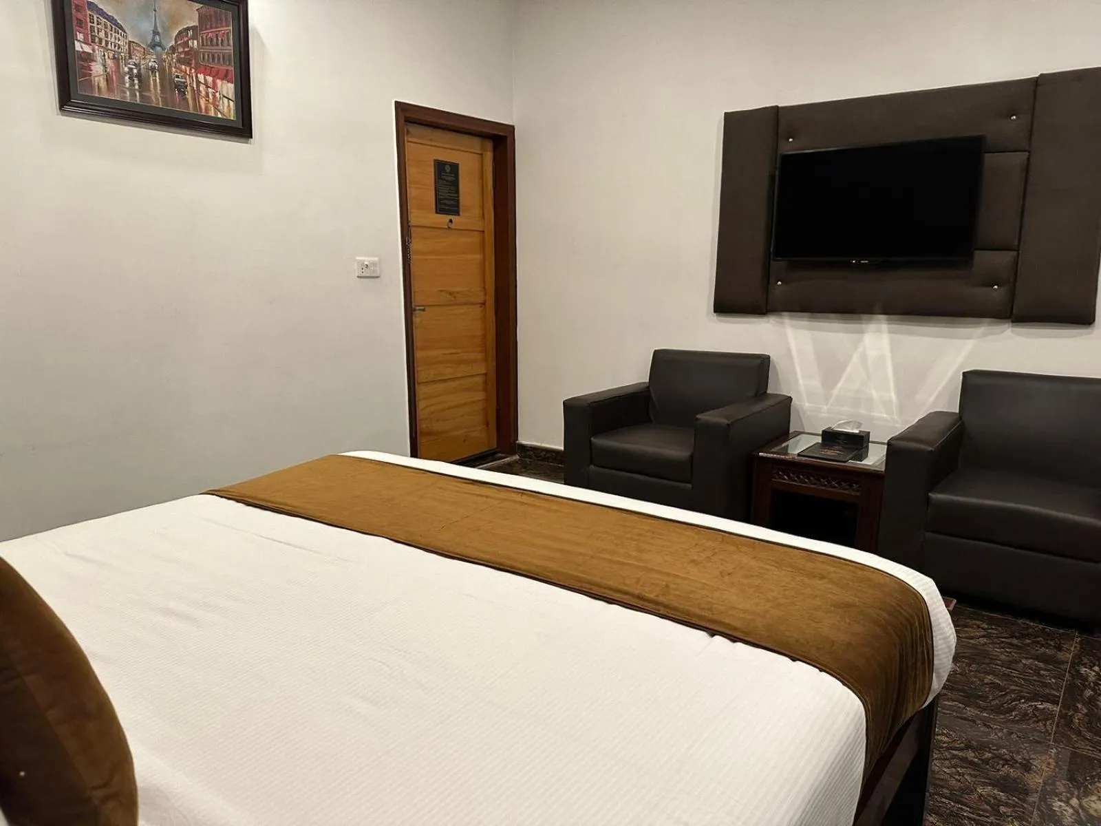 TV and multimedia, Bed in Lawrence View Hotel, Lahore