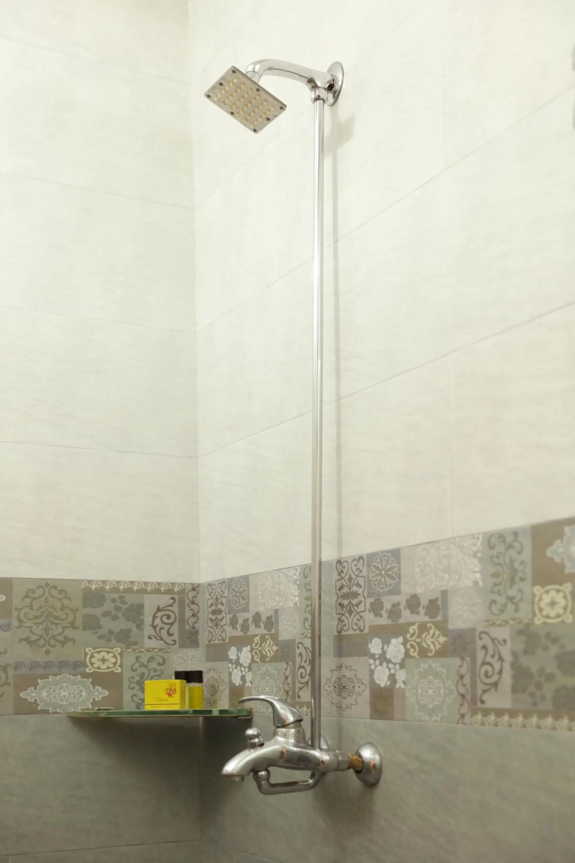 Shower in Lawrence View Hotel, Lahore