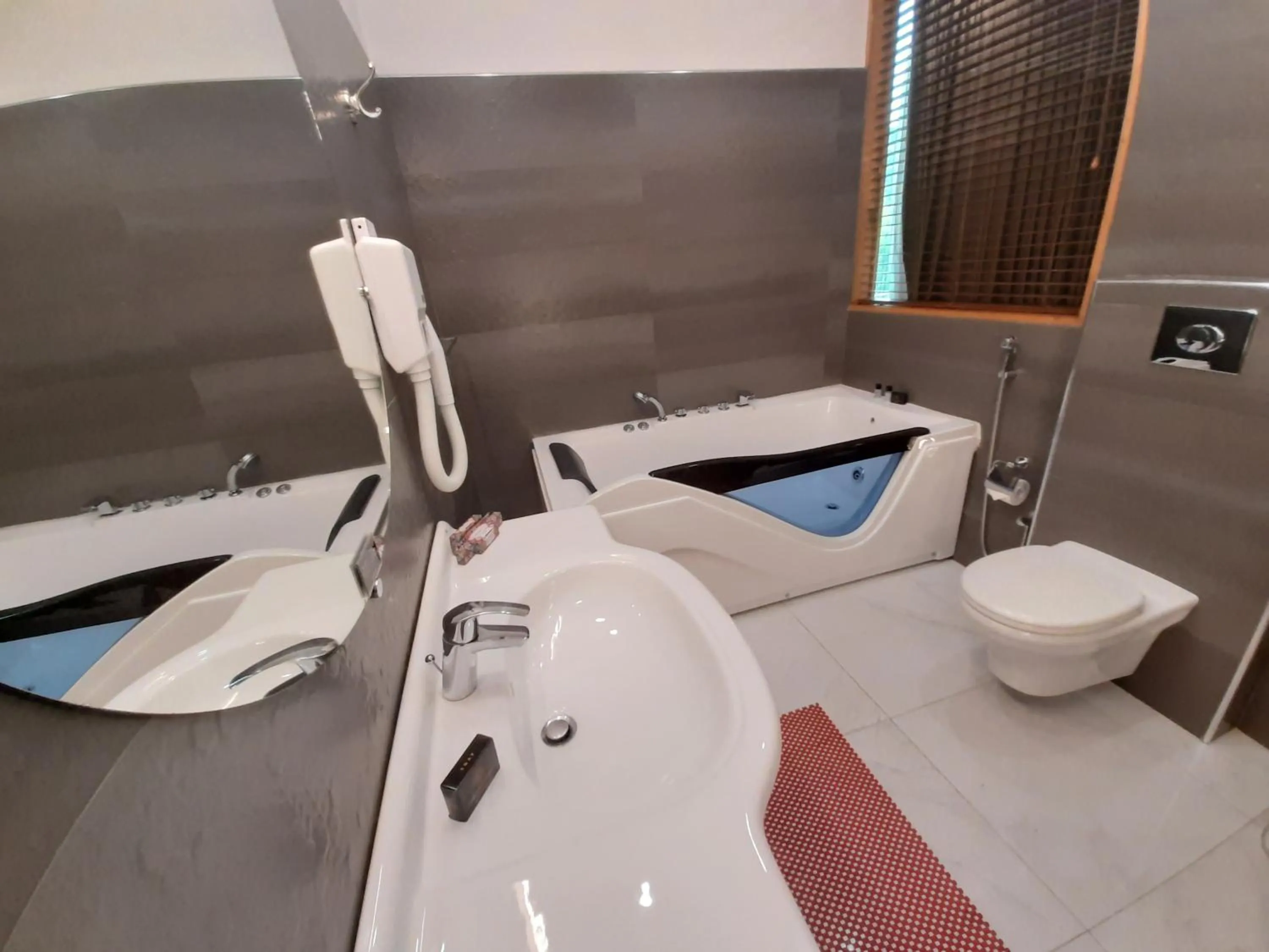 Bathroom in Lawrence View Hotel, Lahore