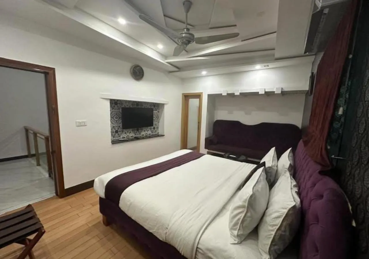 Bed in Lawrence View Hotel, Lahore