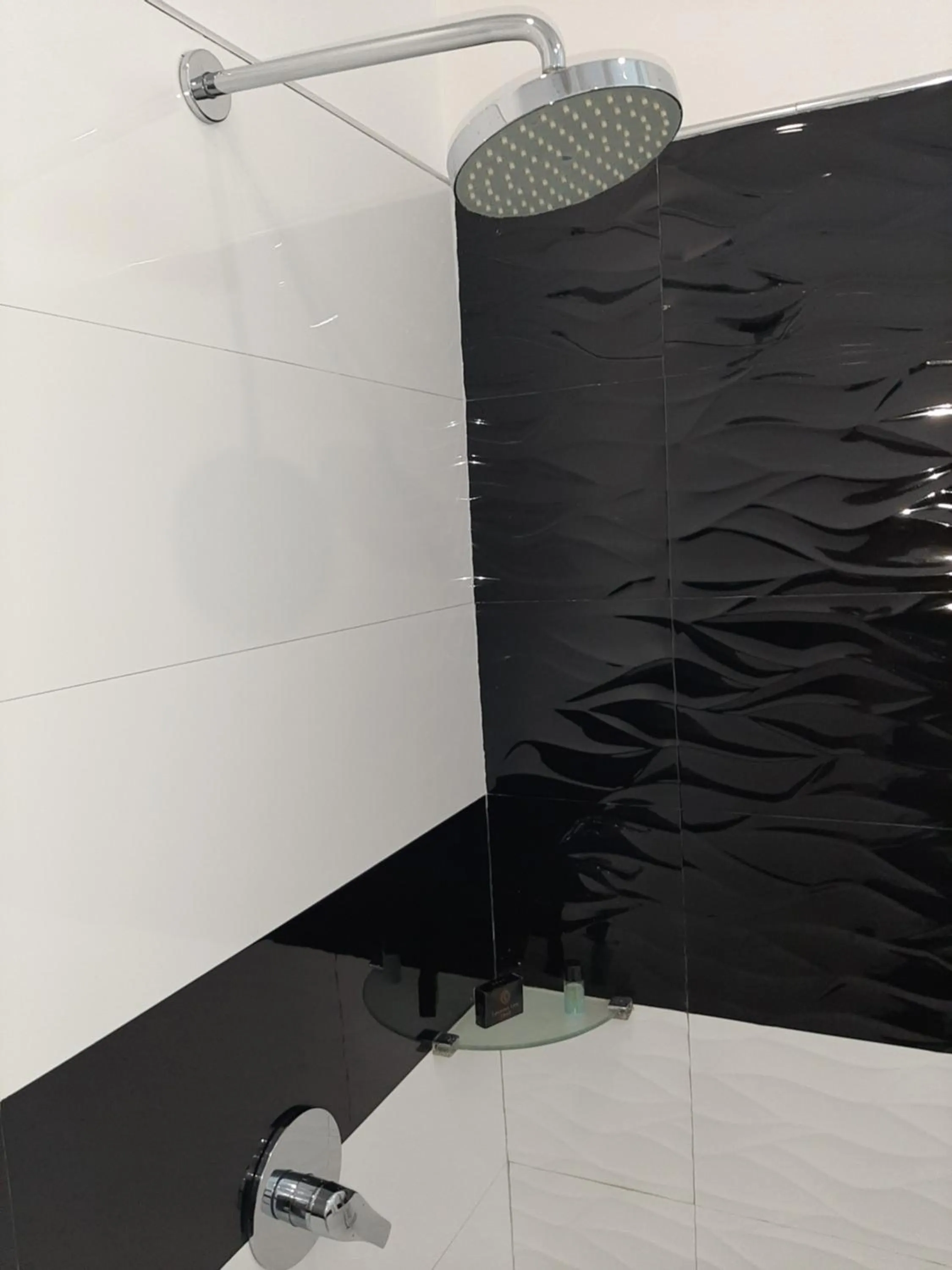 Shower in Lawrence View Hotel, Lahore