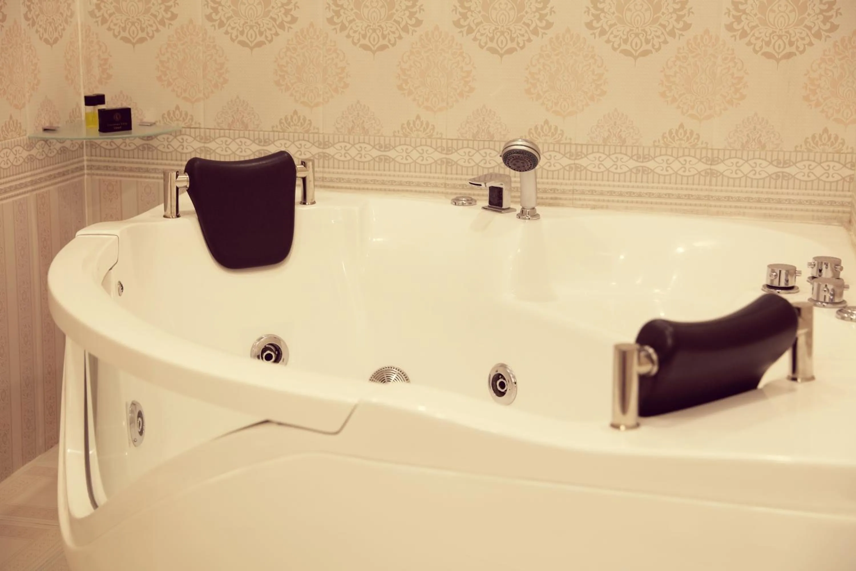 Bathroom in Lawrence View Hotel, Lahore