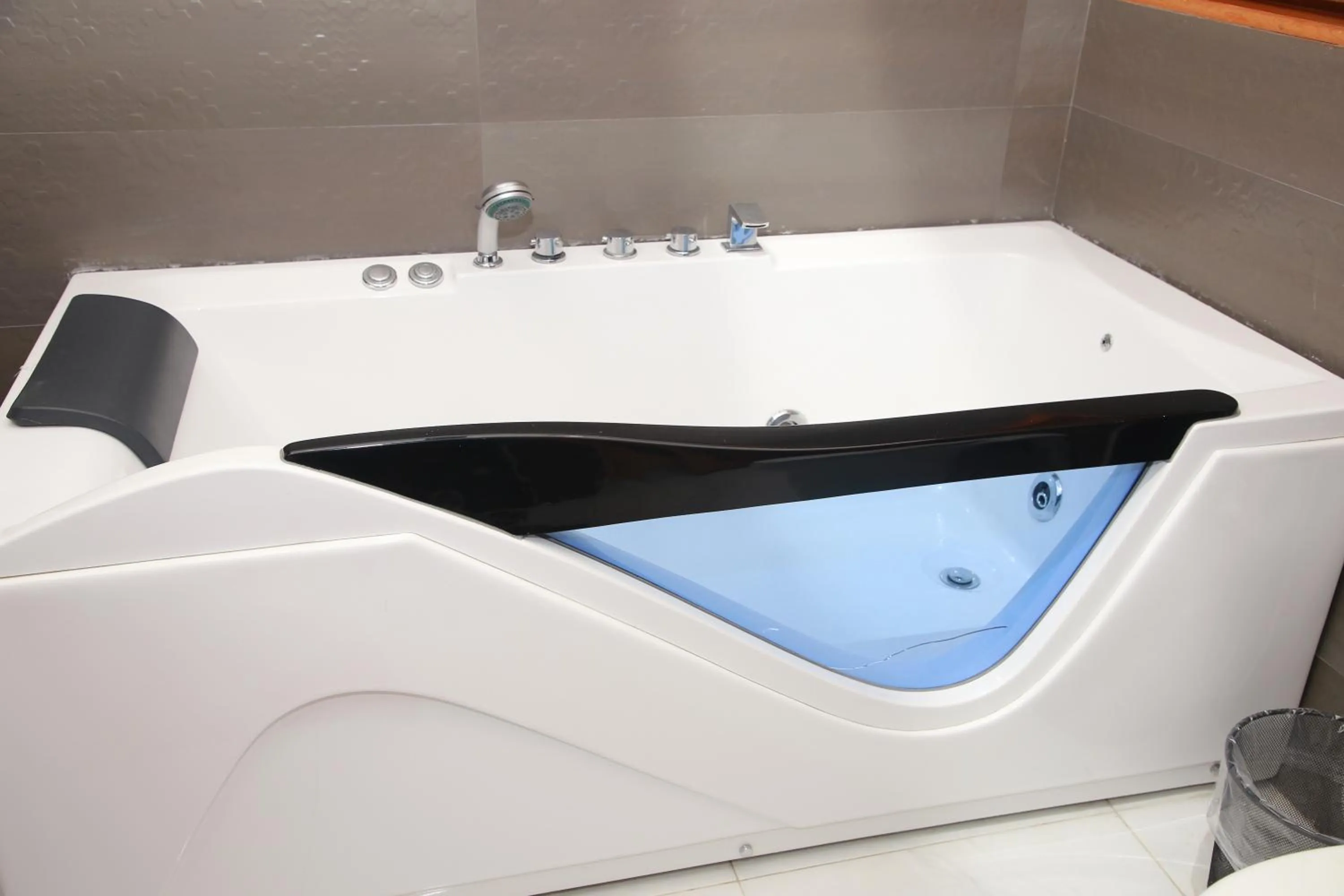 Bathroom in Lawrence View Hotel, Lahore