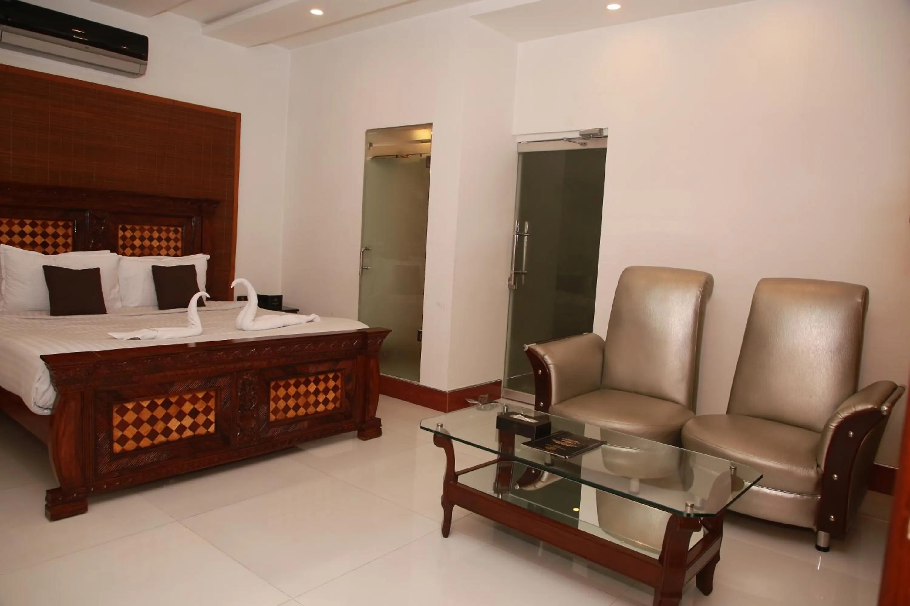 Dining area, Bed in Lawrence View Hotel, Lahore