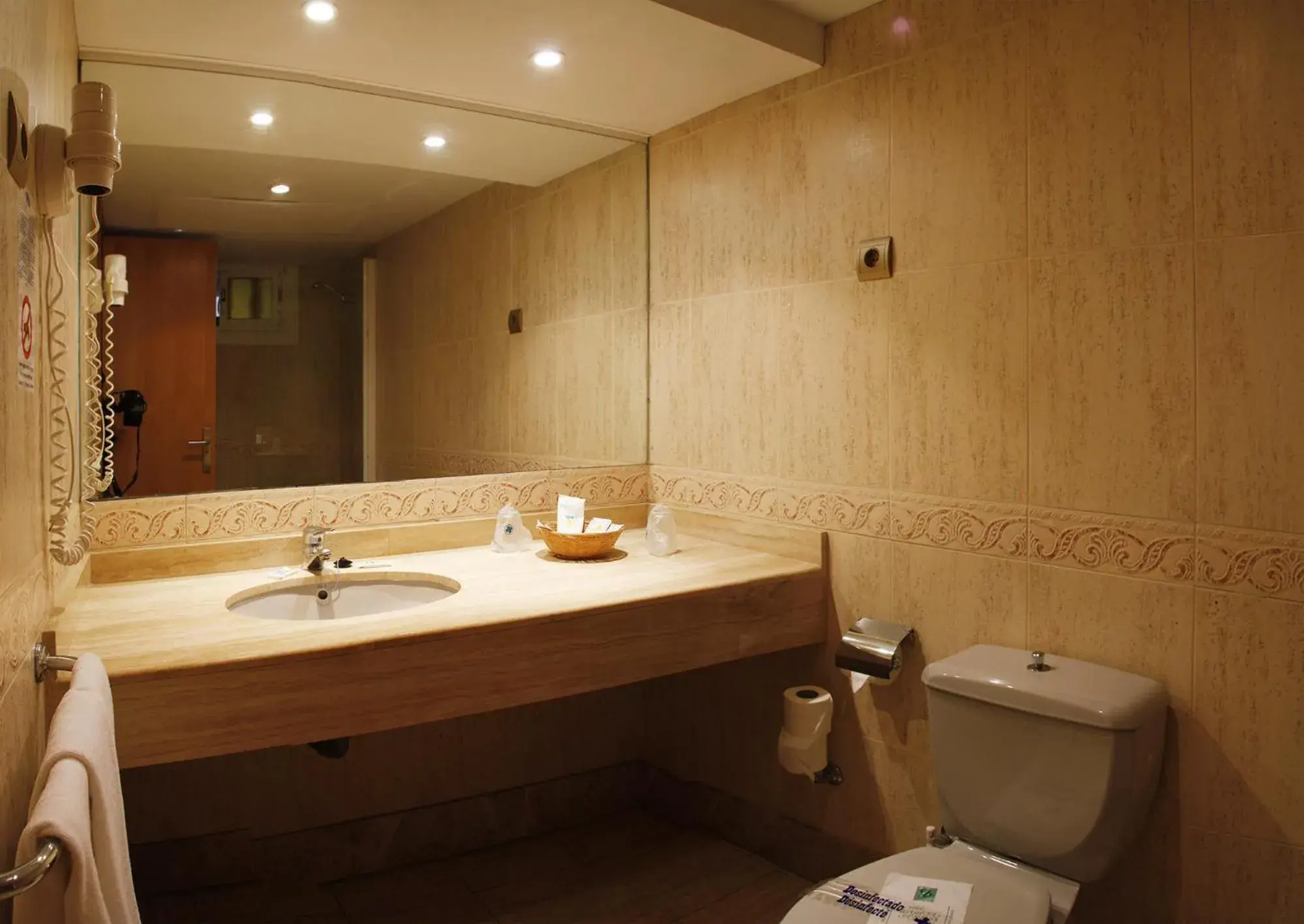 Standard One-Bedroom Apartment with Terrace (3 Adults +1 Child) in Bahía Serena Standard One-Bedroom Apartment with Terrace (3 Adults +1 Child) in Bahía Serena